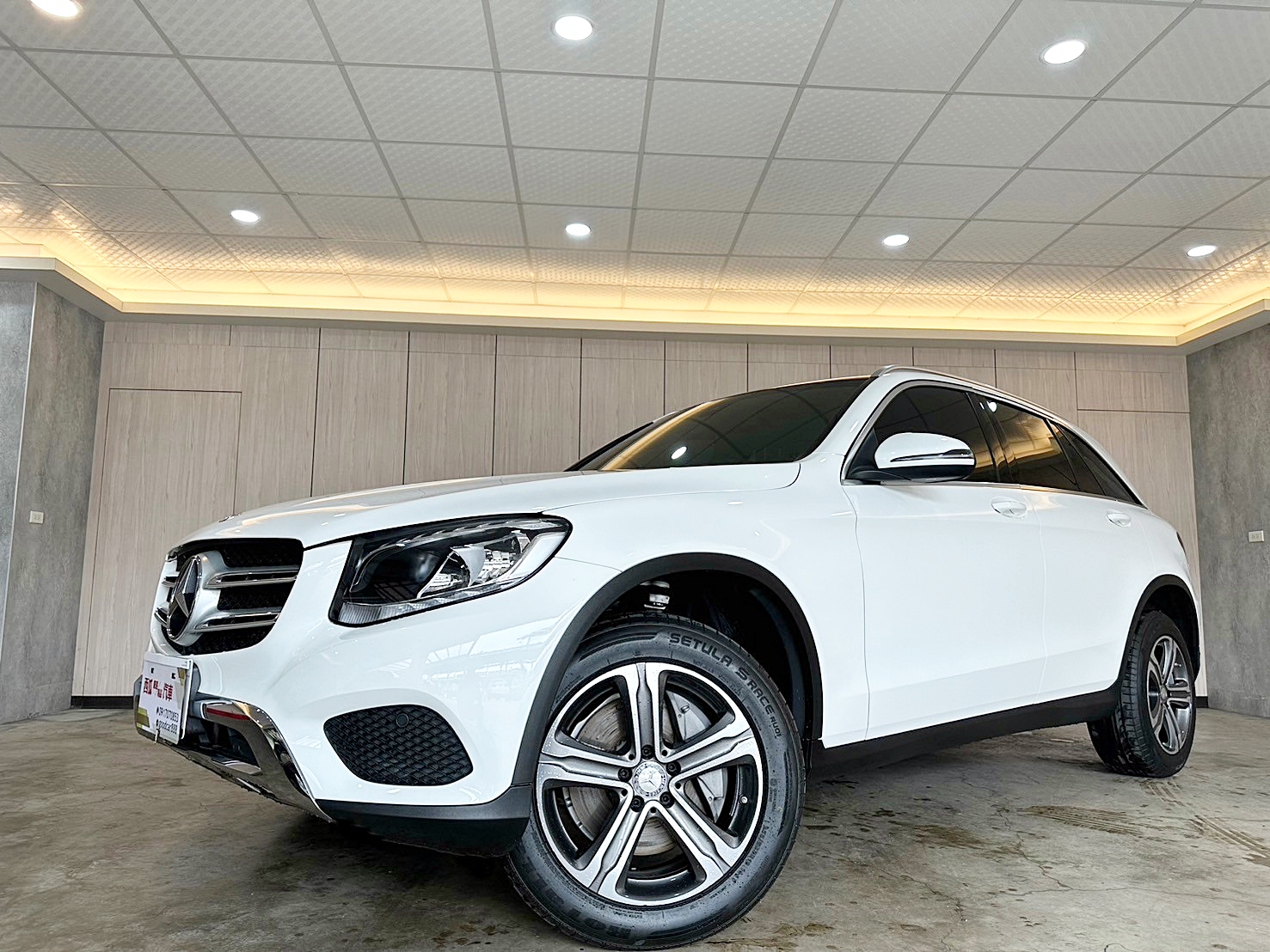 LINE:goodcar888 2017年 BENZ GLC300 2.0 一手車 僅跑十萬  第1張相片