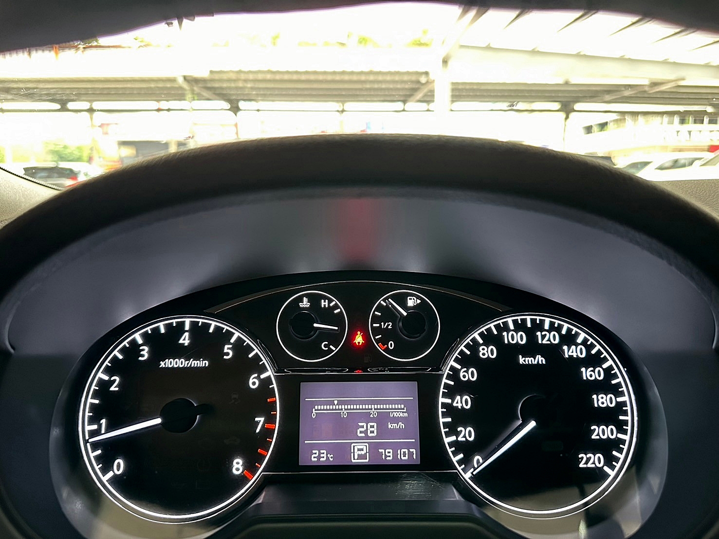 LINE:goodcar888 一手車僅跑七萬 全原廠保養2016年 Nissan Tiida 5D 1.6 豪華影音版 CVT無段變速 自然進氣   第9張相片