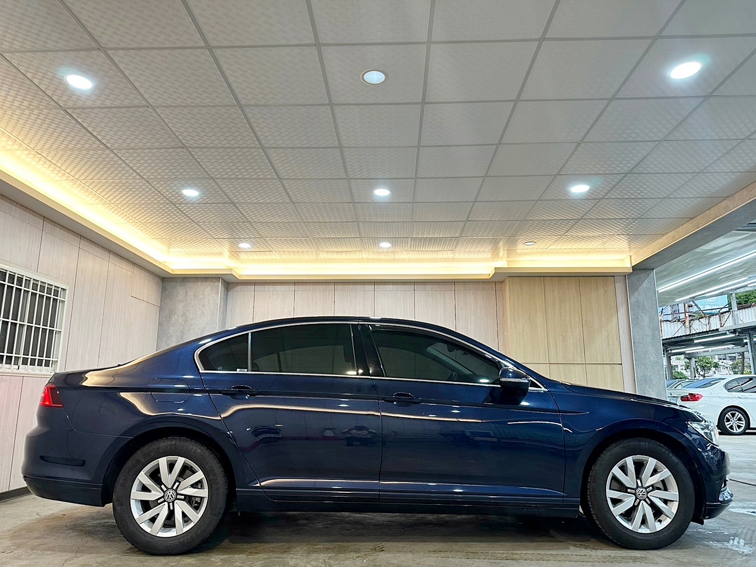 2015年 福斯 Passat Sedan 280 TSI 1.4 新車價135萬 僅跑四萬 一年跑四千 雙離合器7速自手排 渦輪增壓 一公升最高可跑18.52km/ltr  第3張相片