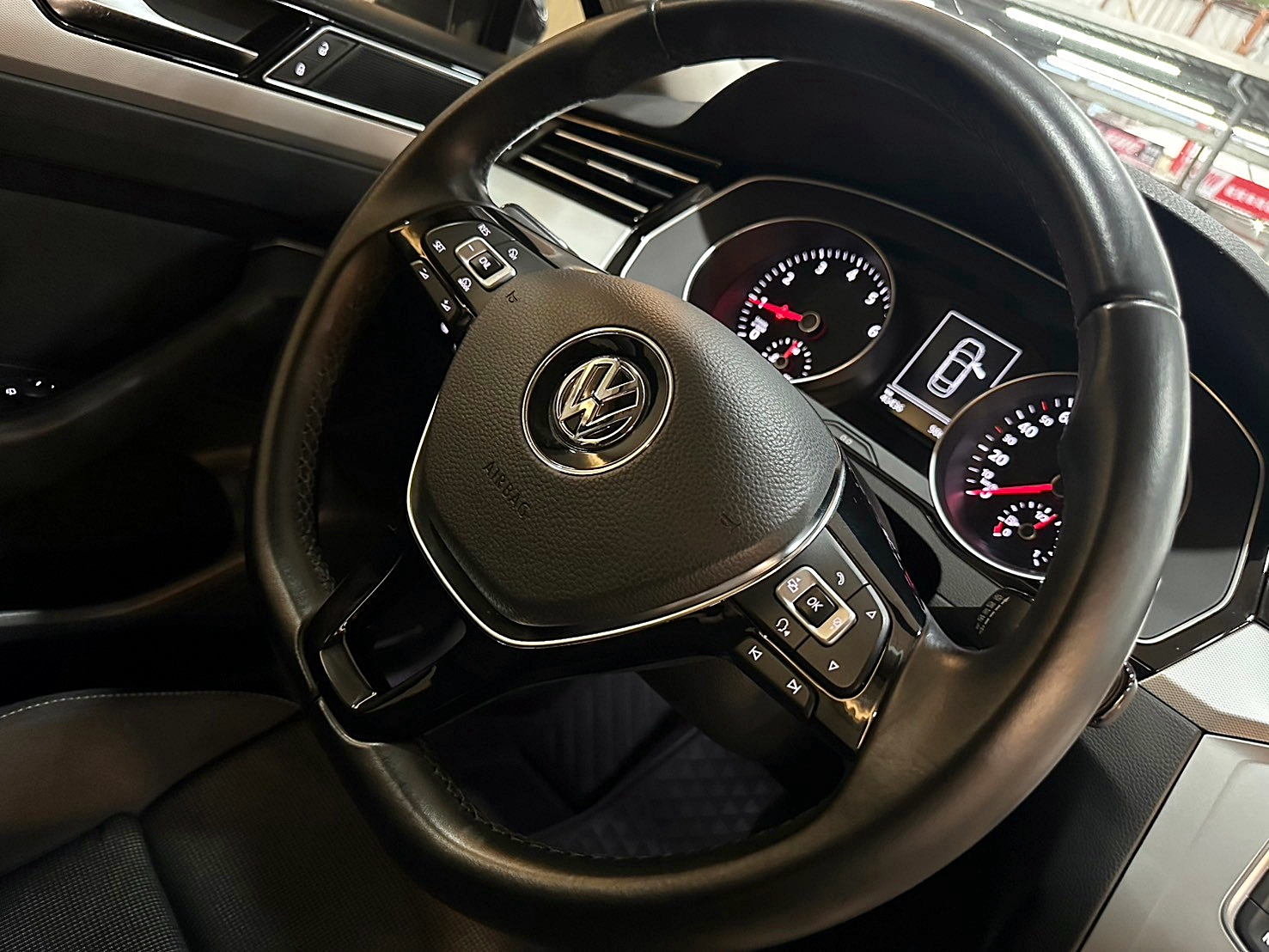 2015年 福斯 Passat Sedan 280 TSI 1.4 新車價135萬 僅跑四萬 一年跑四千 雙離合器7速自手排 渦輪增壓 一公升最高可跑18.52km/ltr  第6張相片