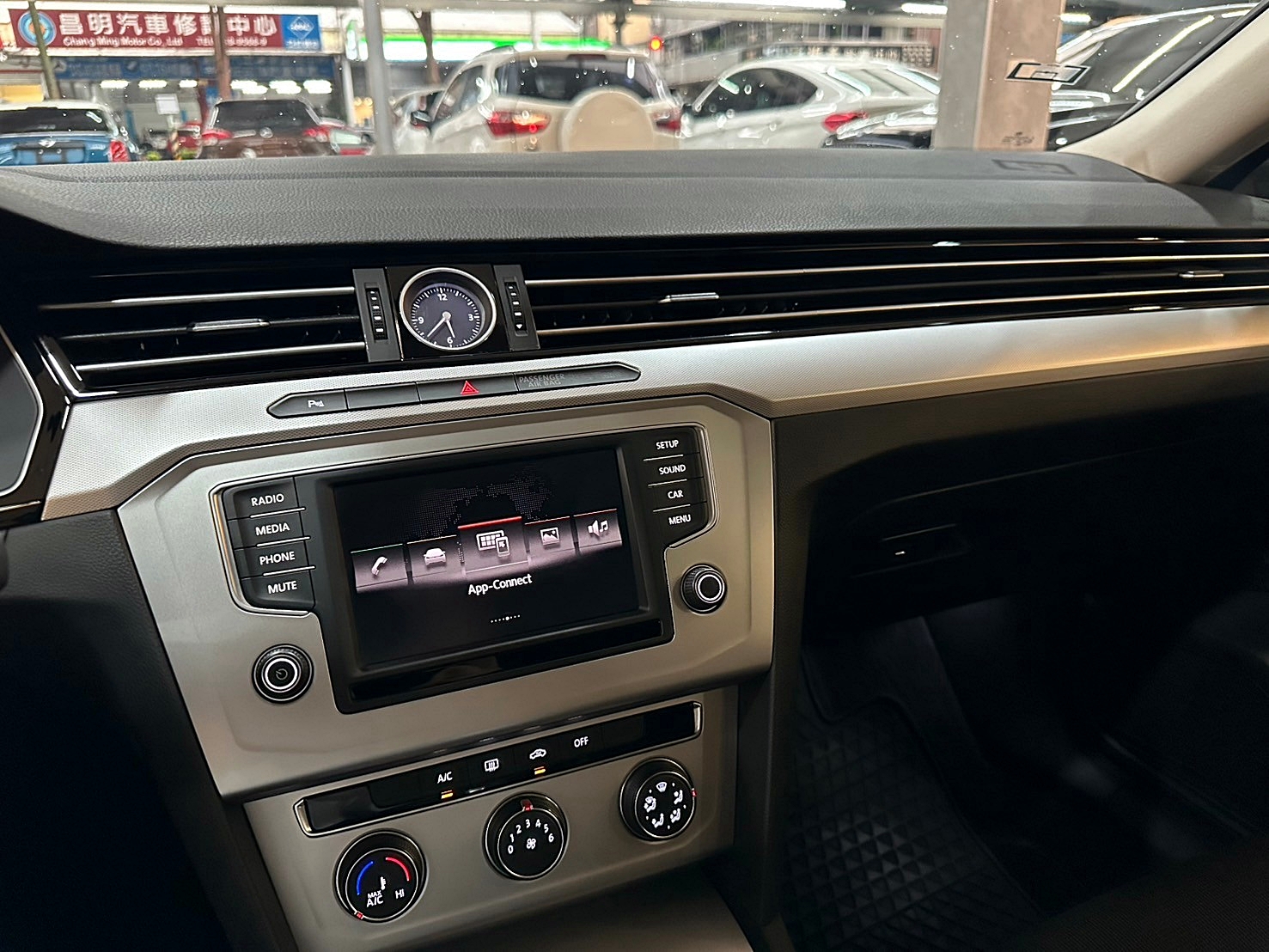 2015年 福斯 Passat Sedan 280 TSI 1.4 新車價135萬 僅跑四萬 一年跑四千 雙離合器7速自手排 渦輪增壓 一公升最高可跑18.52km/ltr  第10張相片