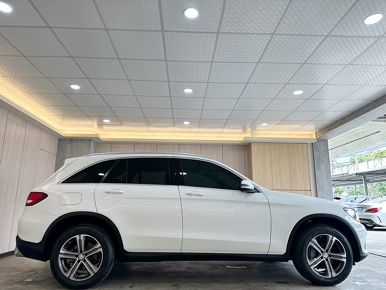 2017年 BENZ GLC300 2.0 一手車 僅跑十萬  第3張相片