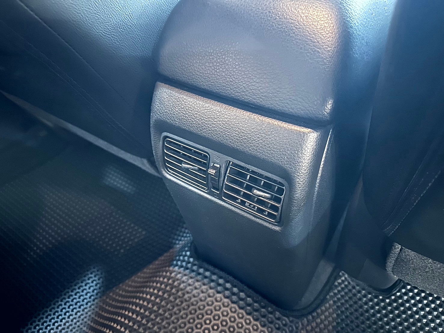 2015年 Nissan Tiida 5D 豪華影音版 僅跑13萬 CVT無段變速 自然進氣  第13張相片