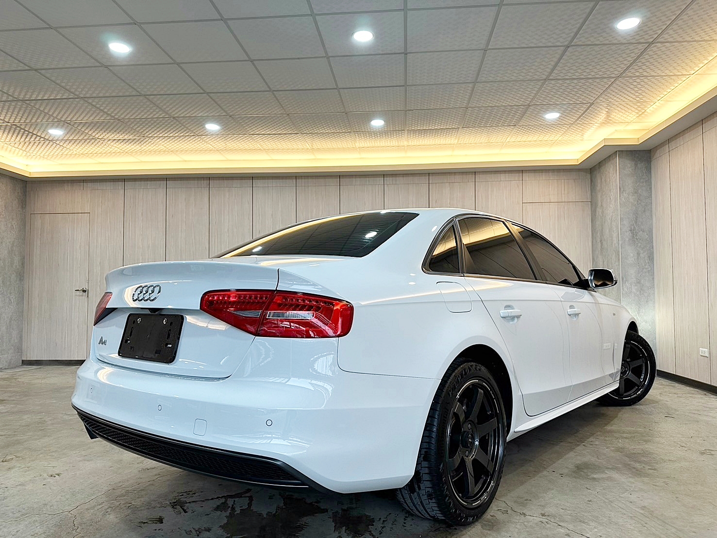 型男必備 2015年 Audi A4 1.8 25 TFSI CVT 8速手自排 渦輪增壓  第12張相片