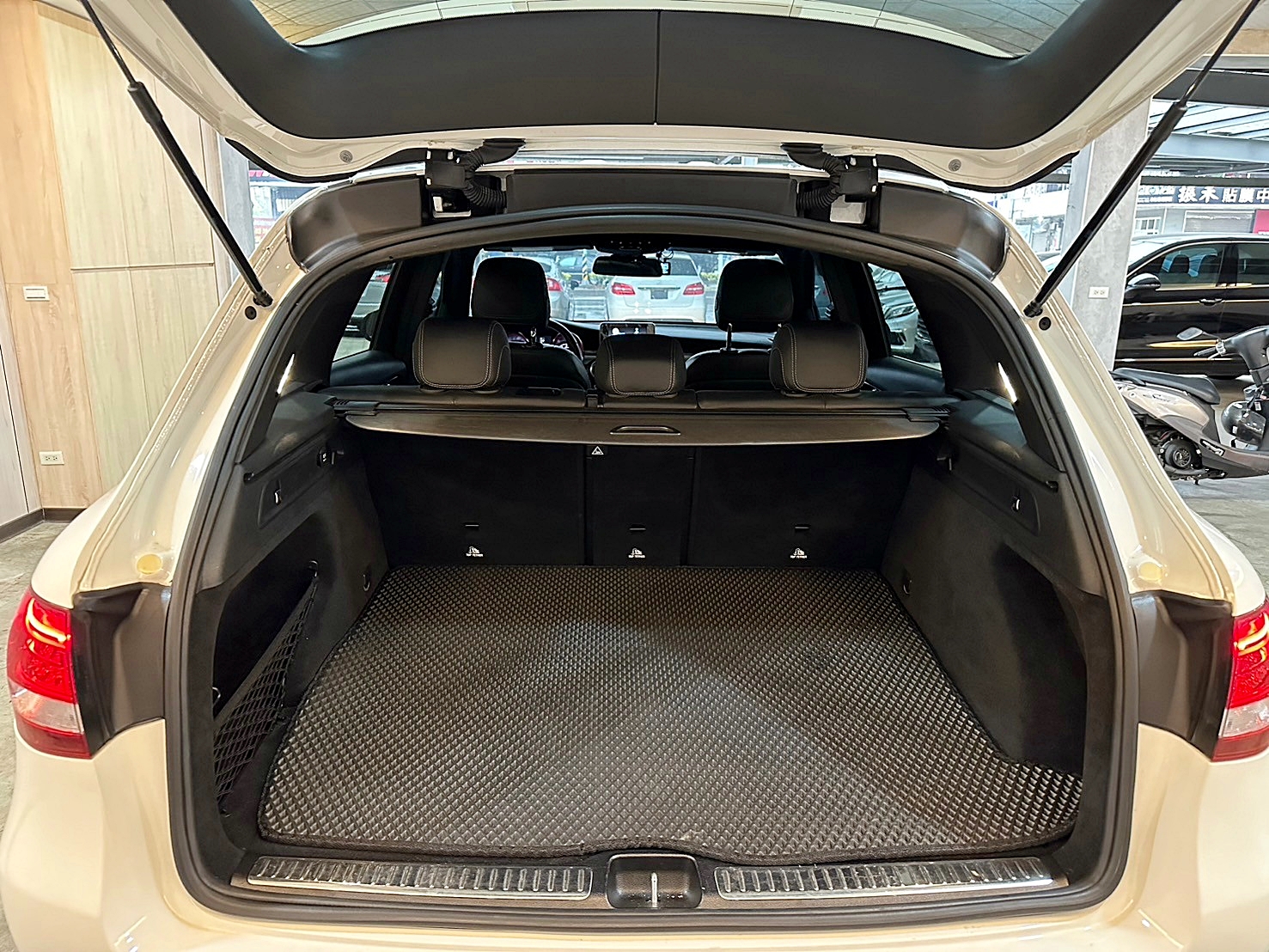 2017年 賓士 最暢銷SUV GLC300 全景天窗 一鍵啟動 電動尾門 可全額貸超貸30萬以  第16張相片