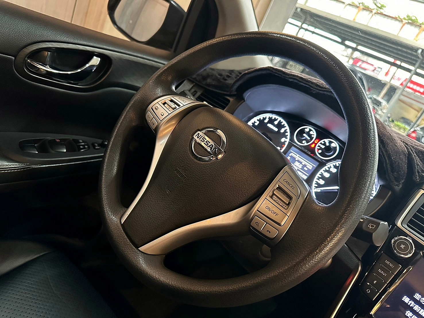 2018年 Nissan Tiida 5D 旗艦版 CVT無段變速 自然進氣 僅跑12萬 ✨盲點偵測  第17張相片