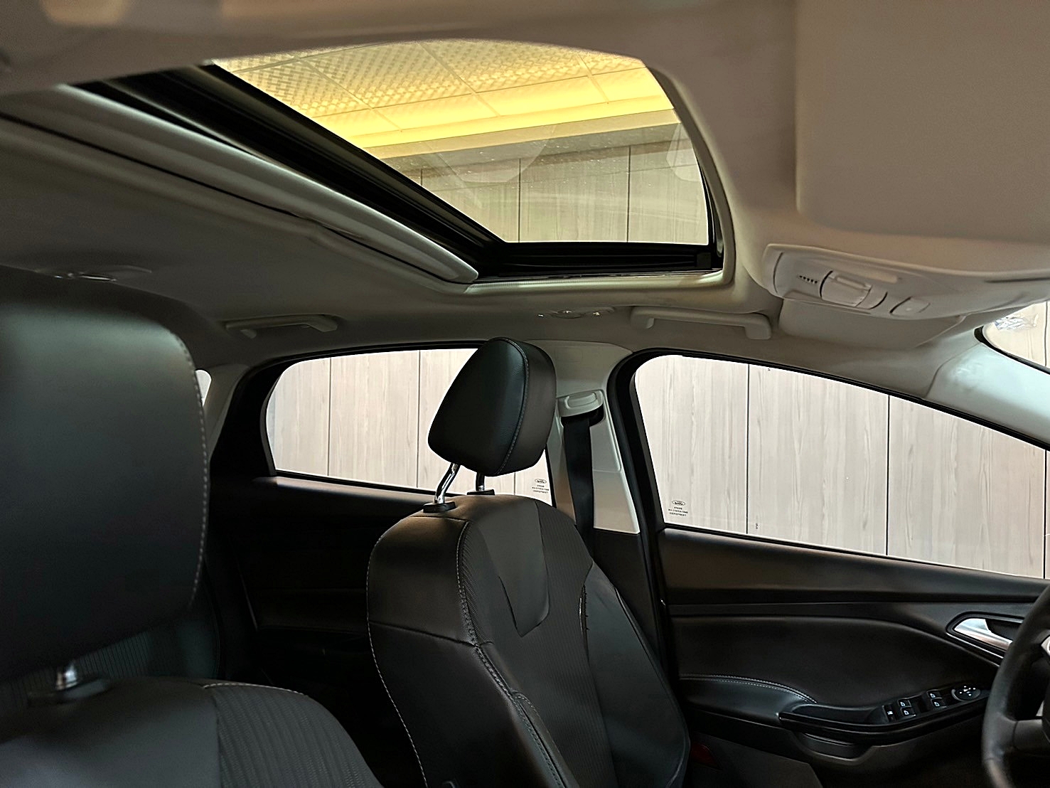 2013年 Ford Focus 5D 2.0汽油運動型 雙離合器6速自手排 自然進氣  第5張相片