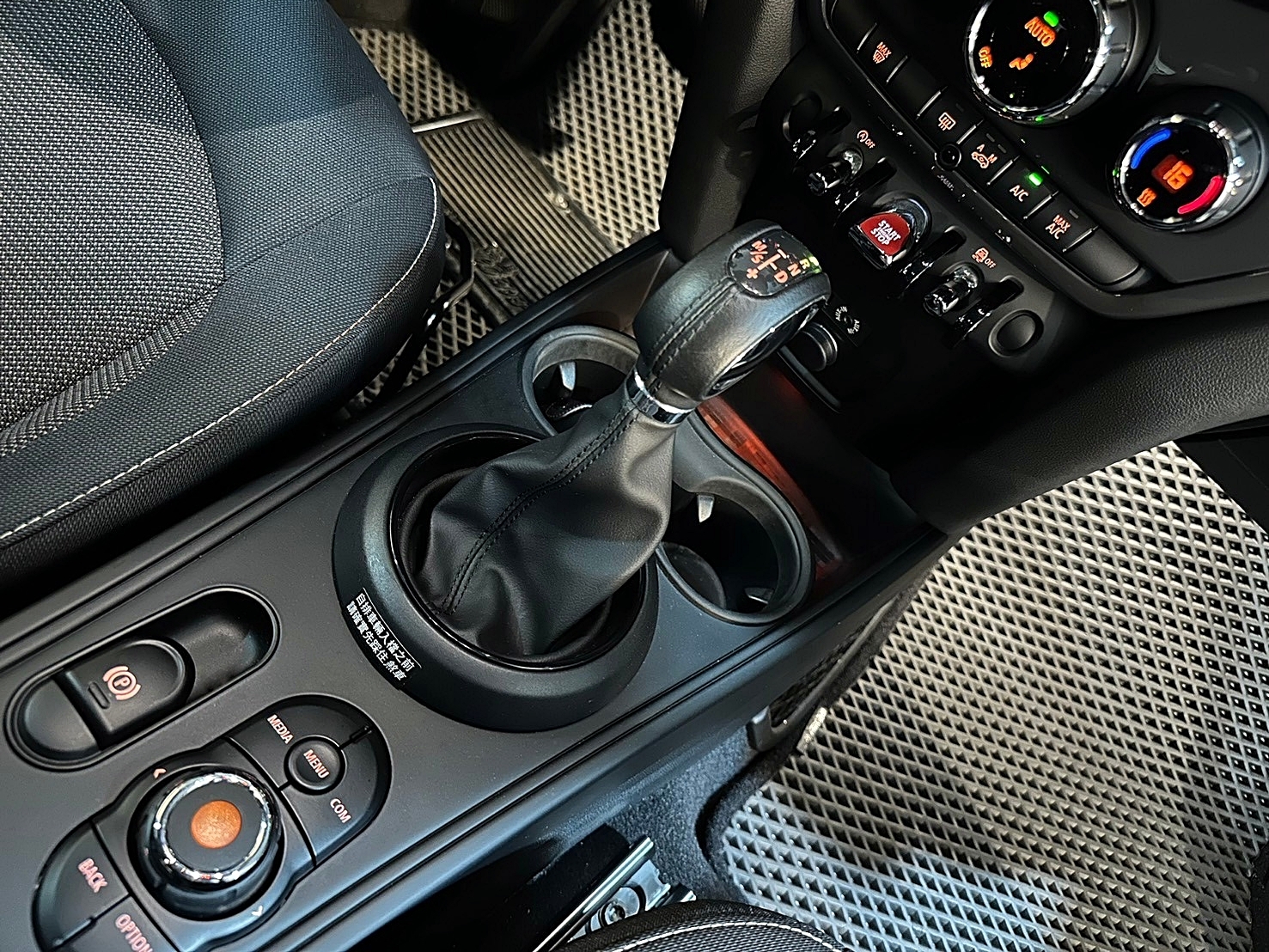 2018年 Mini Cooper Countryman 1.5 6速手自排 渦輪增壓 升級18吋鋁圈(Michelin輪胎)  第13張相片