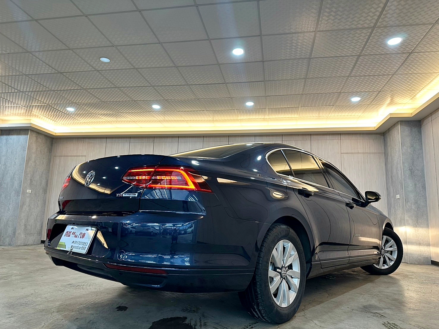 2015年 福斯 Passat Sedan 280 TSI 1.4 新車價135萬 僅跑四萬 一年跑四千 雙離合器7速自手排 渦輪增壓 一公升最高可跑18.52km/ltr  第14張相片