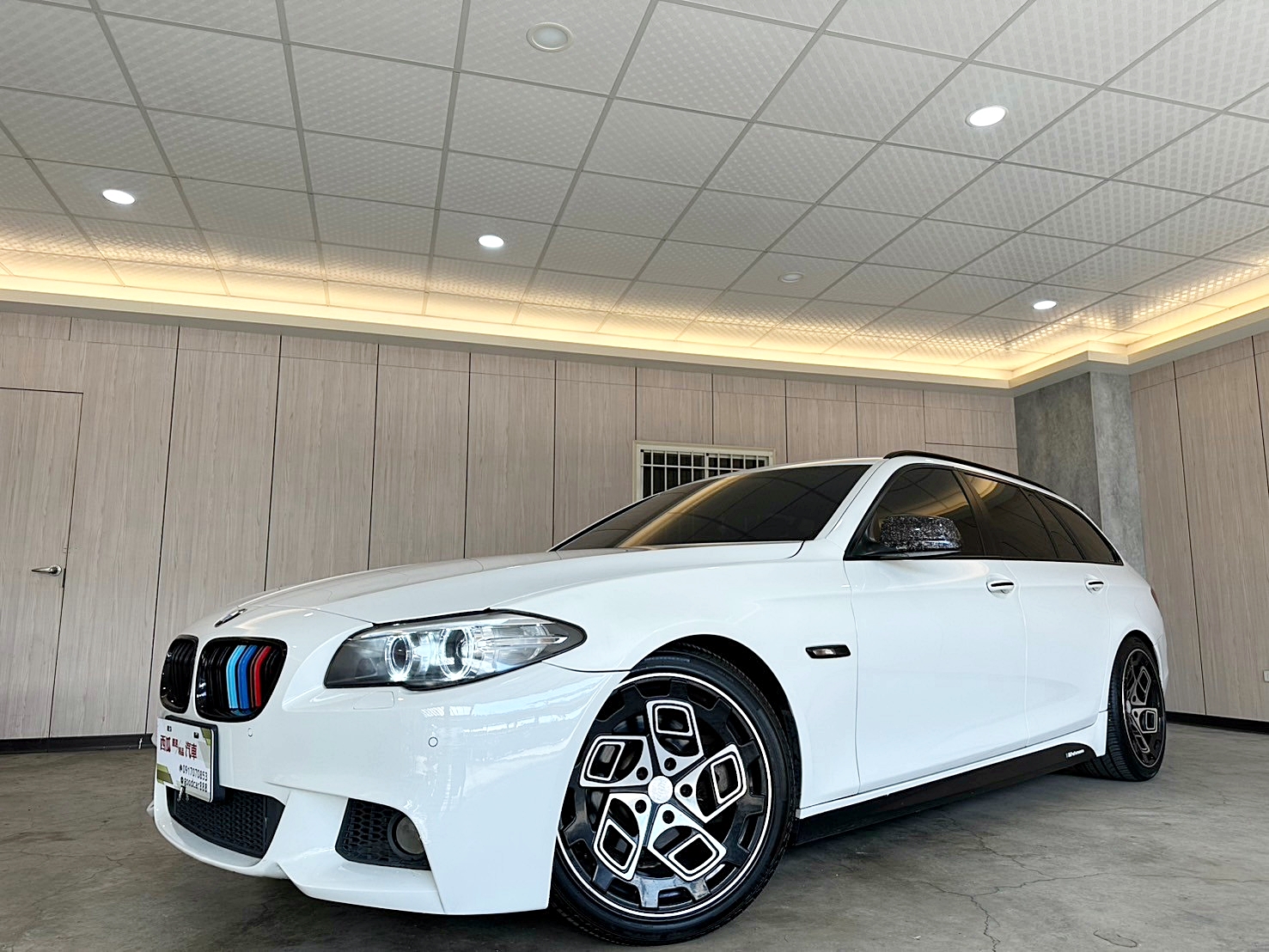 全車空力套件 2011年 BMW 520d Touring 新車價261萬 8速手自排 渦輪增壓 19吋 radi8鋁圈 KT racing 避震器  第1張相片