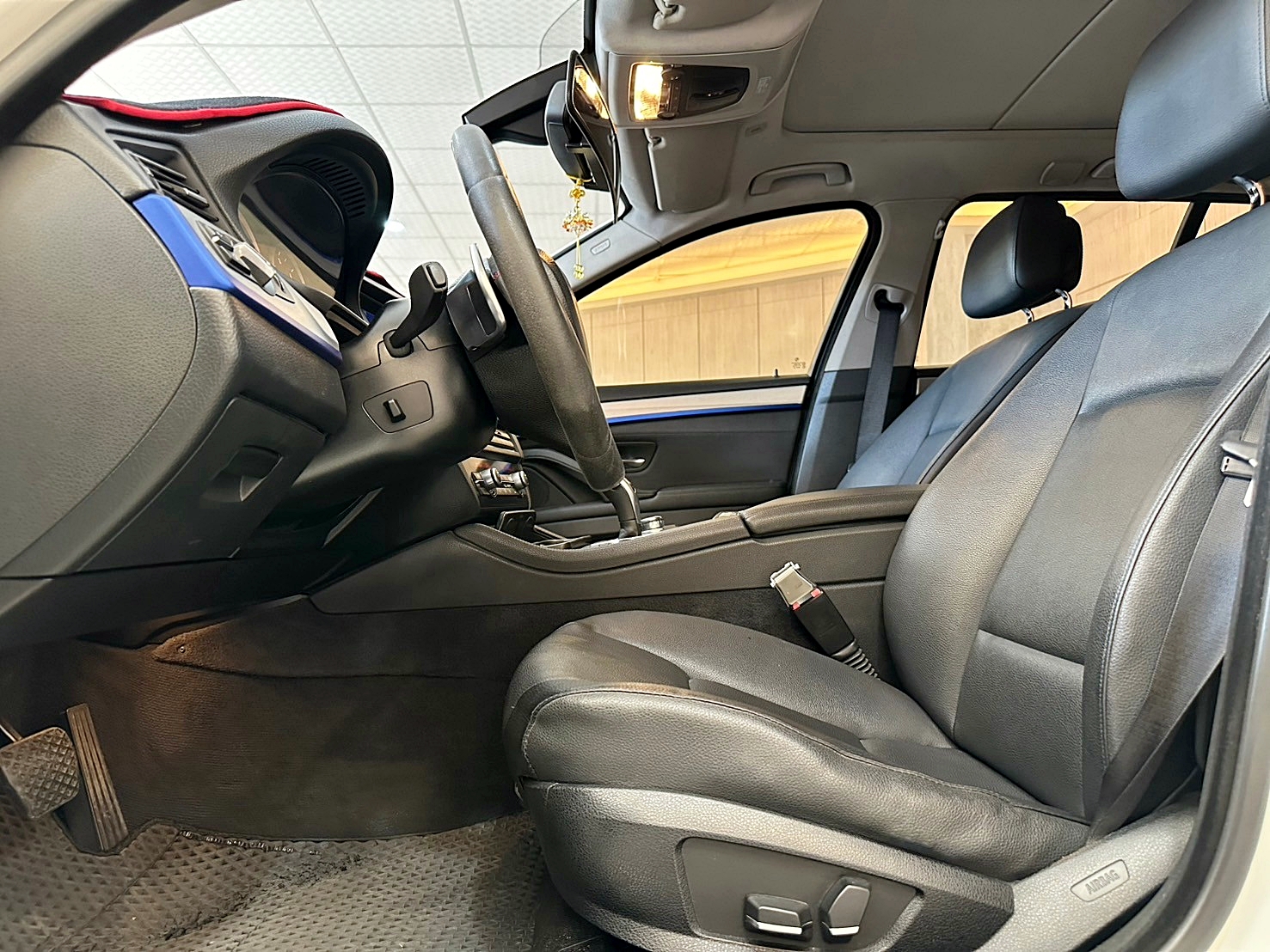 全車空力套件 2011年 BMW 520d Touring 新車價261萬 8速手自排 渦輪增壓 19吋 radi8鋁圈 KT racing 避震器  第4張相片