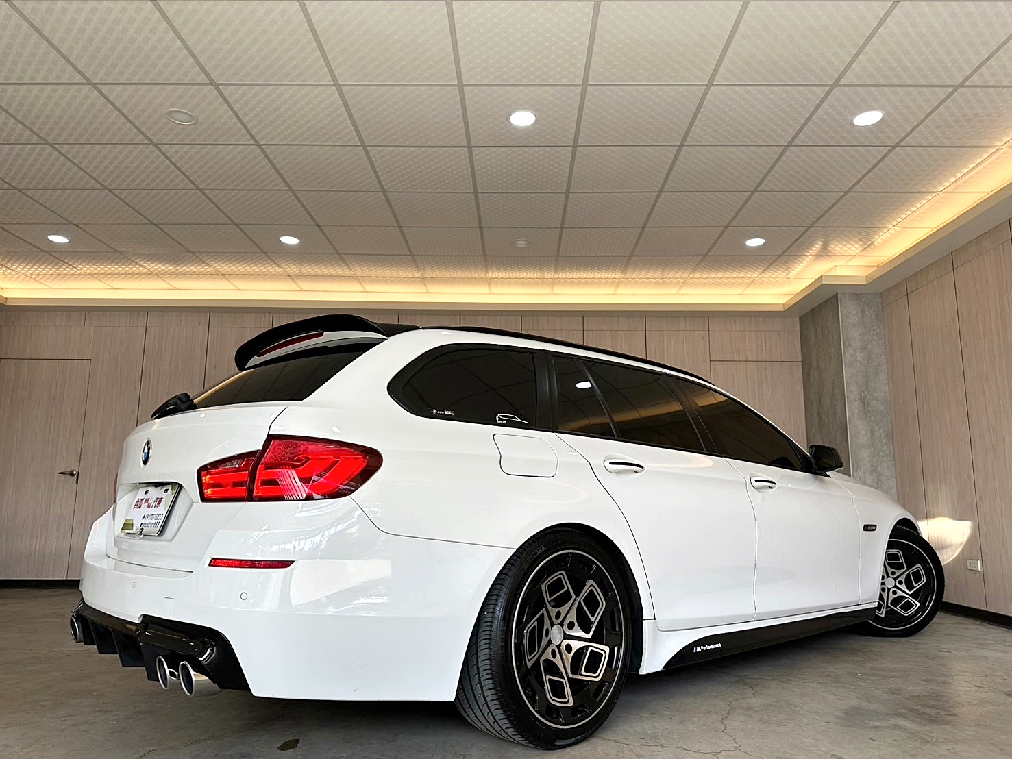 全車空力套件 2011年 BMW 520d Touring 新車價261萬 8速手自排 渦輪增壓 19吋 radi8鋁圈 KT racing 避震器  第13張相片