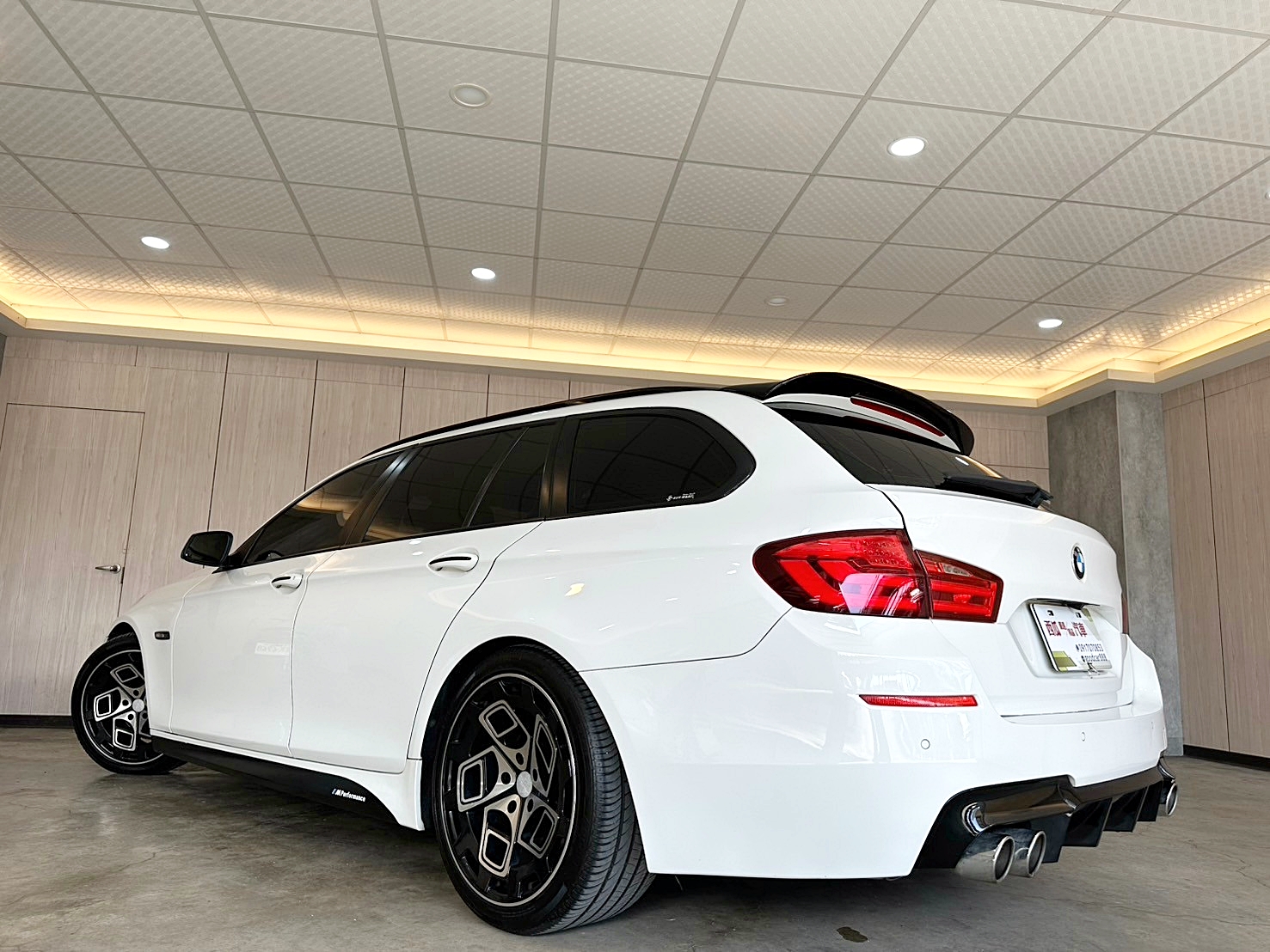 全車空力套件 2011年 BMW 520d Touring 新車價261萬 8速手自排 渦輪增壓 19吋 radi8鋁圈 KT racing 避震器  第15張相片