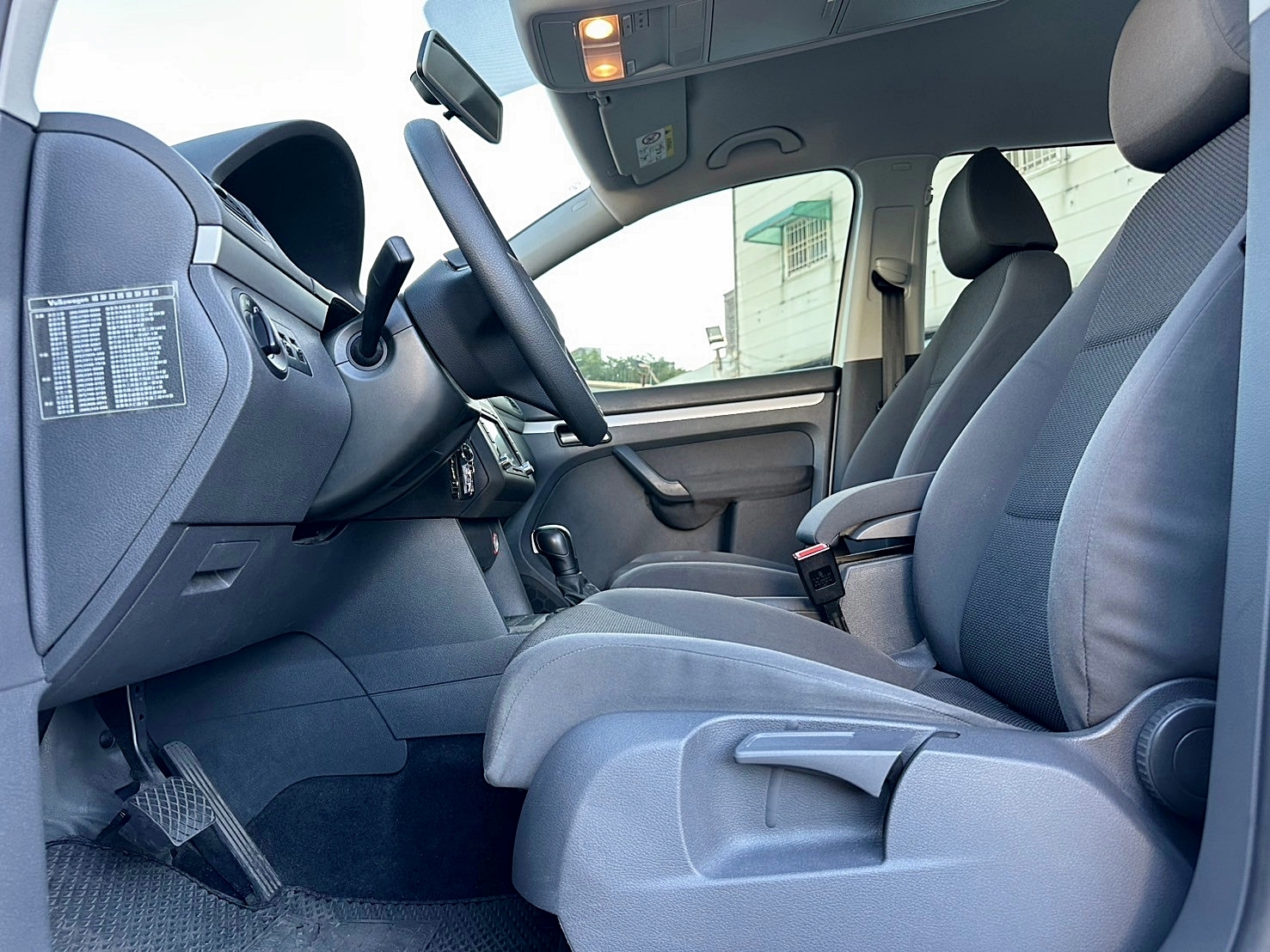 僅跑三萬 僅跑三萬 福斯 Touran 1.6 TDI 新車價113萬  第2張相片