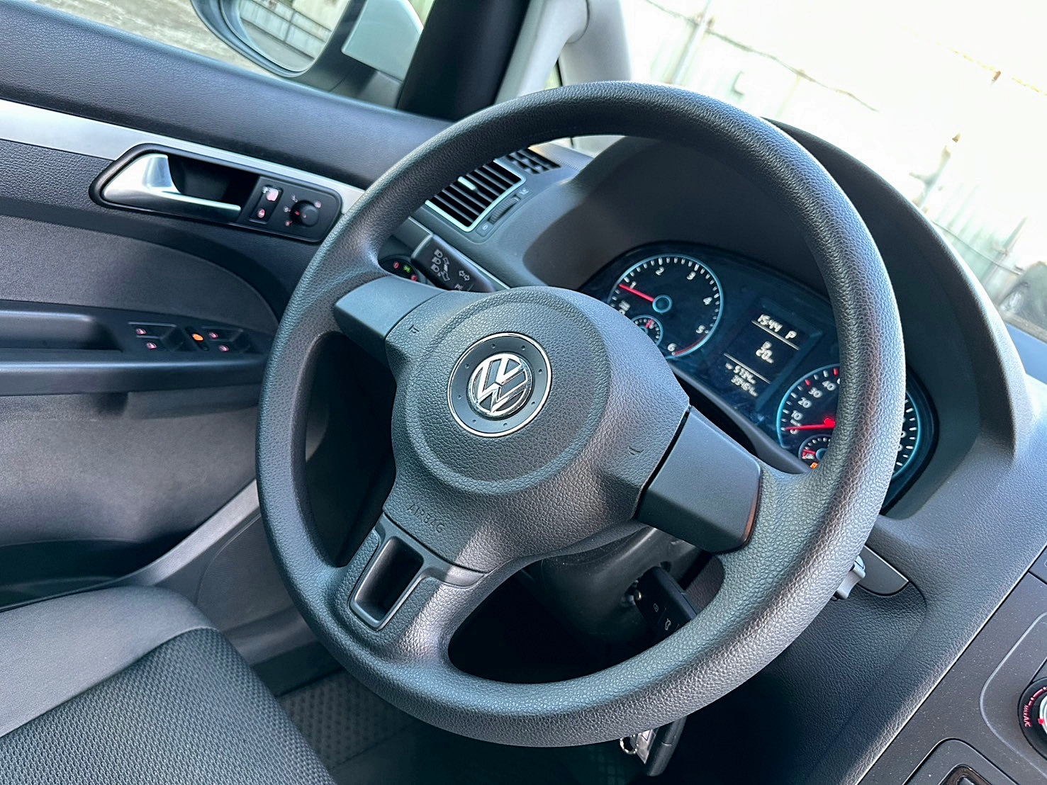 僅跑三萬 僅跑三萬 福斯 Touran 1.6 TDI 新車價113萬  第4張相片