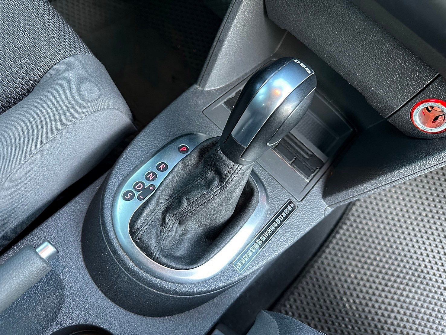 僅跑三萬 僅跑三萬 福斯 Touran 1.6 TDI 新車價113萬  第8張相片
