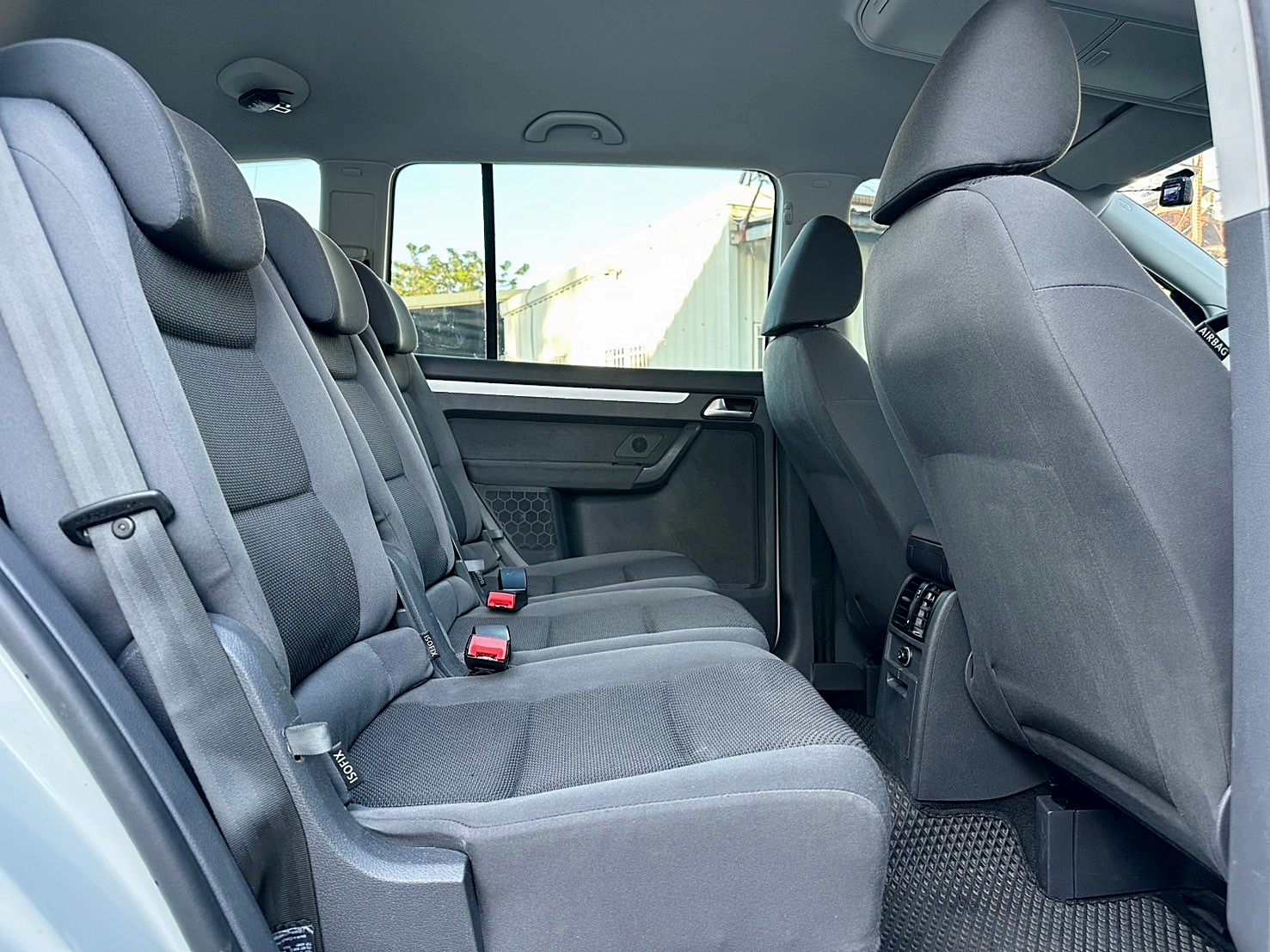 僅跑三萬 僅跑三萬 福斯 Touran 1.6 TDI 新車價113萬  第9張相片