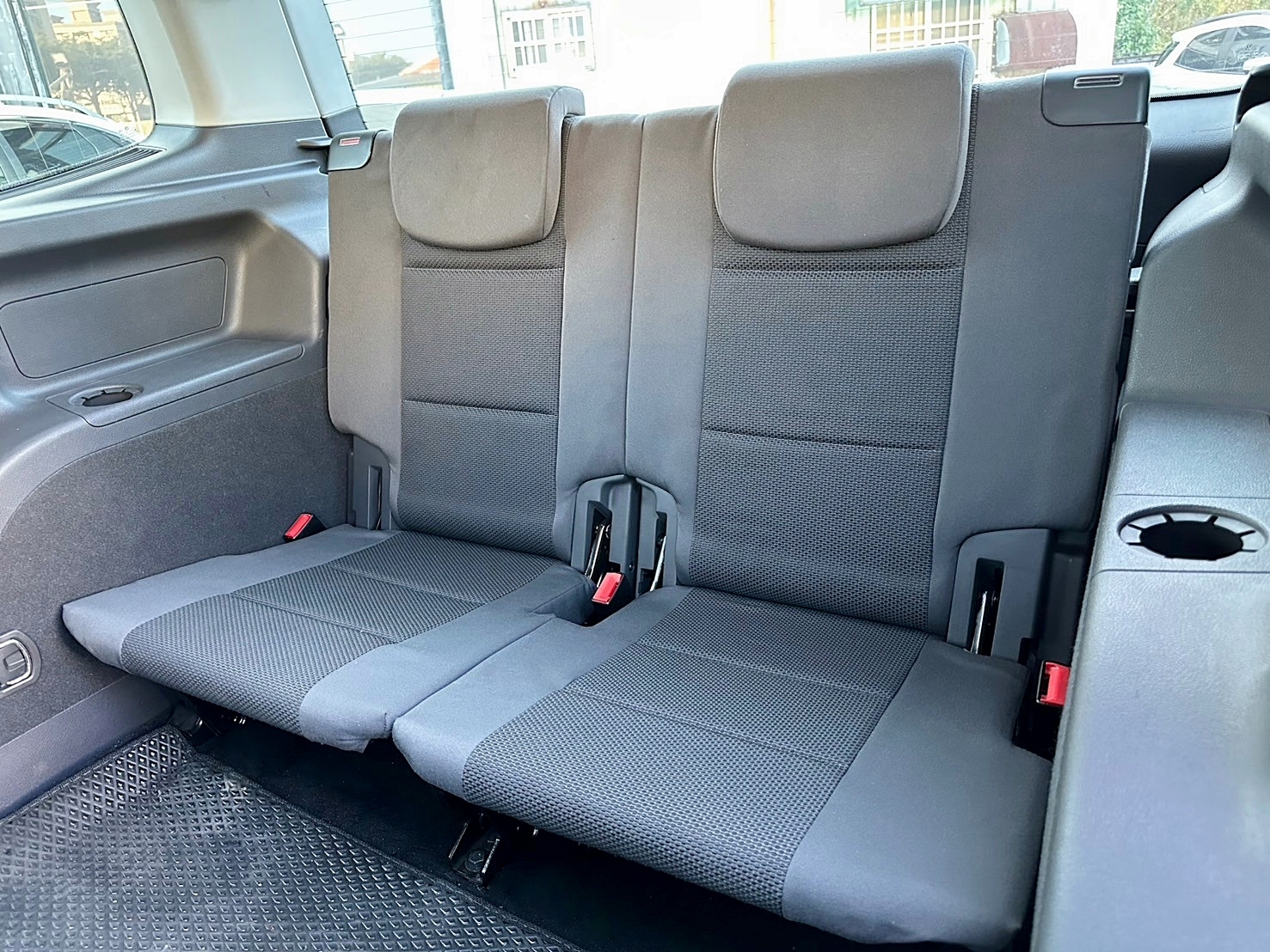 僅跑三萬 僅跑三萬 福斯 Touran 1.6 TDI 新車價113萬  第10張相片
