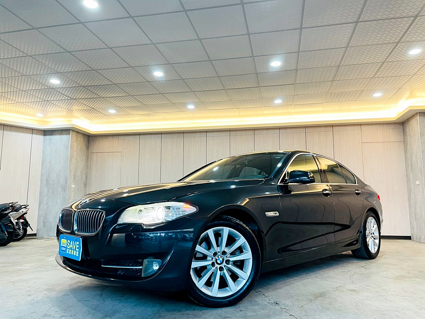 LINE:goodcar888 2010年 BMW 528i 3.0 一手車 僅跑14萬 新車價337萬 8速手自排 自然進氣 🔥前霧燈   第3張相片