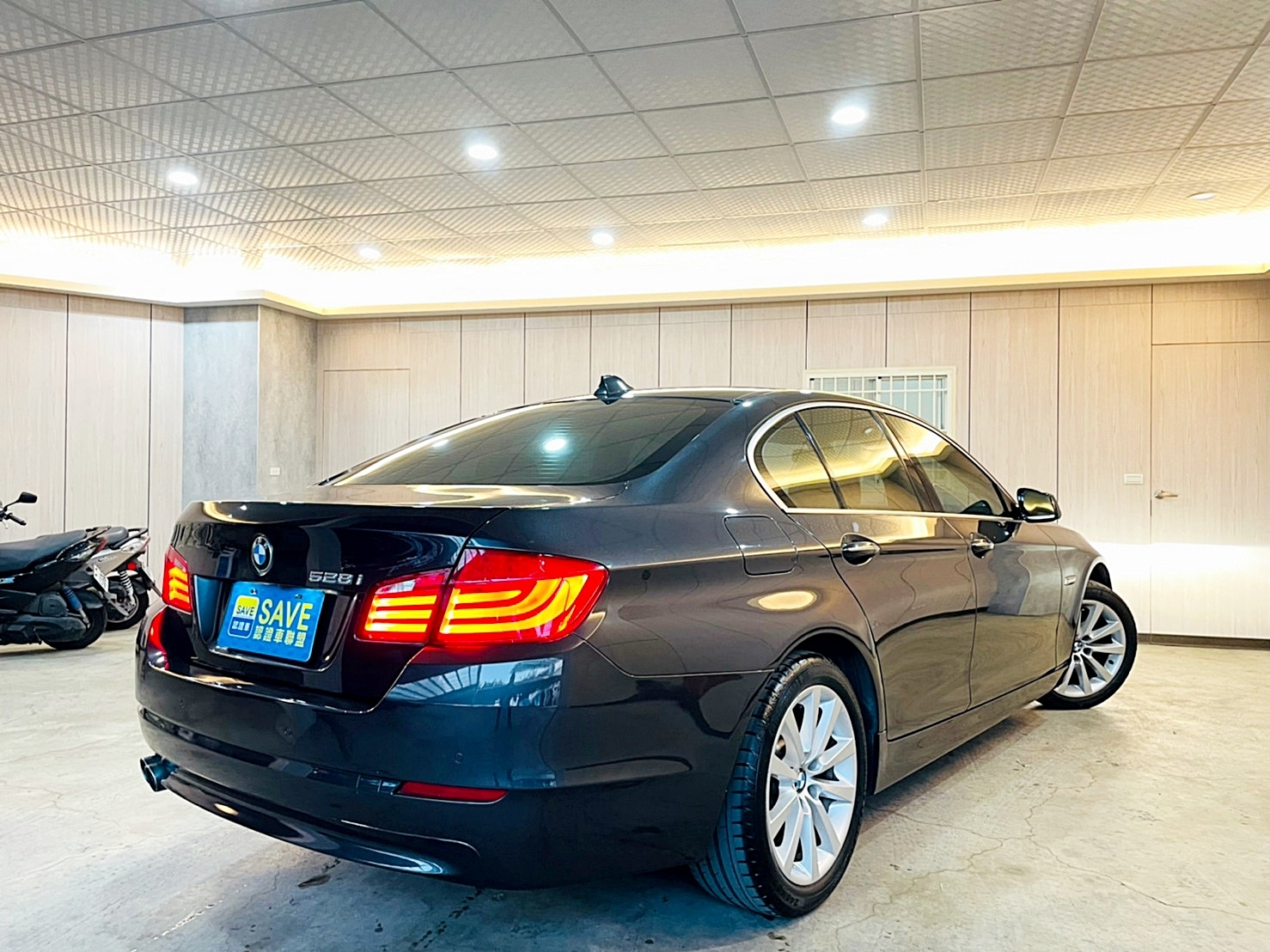 LINE:goodcar888 2010年 BMW 528i 3.0 一手車 僅跑14萬 新車價337萬 8速手自排 自然進氣 🔥前霧燈   第14張相片