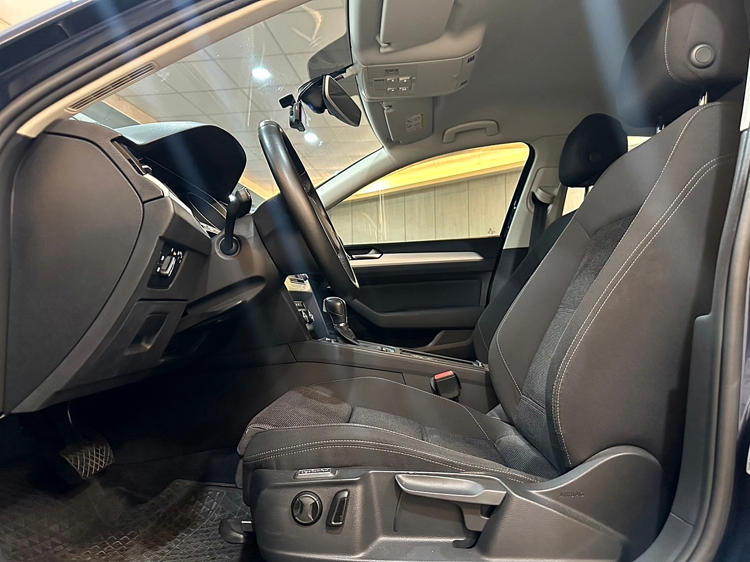LINE:goodcar888 2015年 福斯 Passat Sedan 280 TSI 1.4 新車價135萬 僅跑四萬 一年跑四千 雙離合器7速自手排 渦輪增壓 一公升最高可跑18.52km/ltr  第4張相片