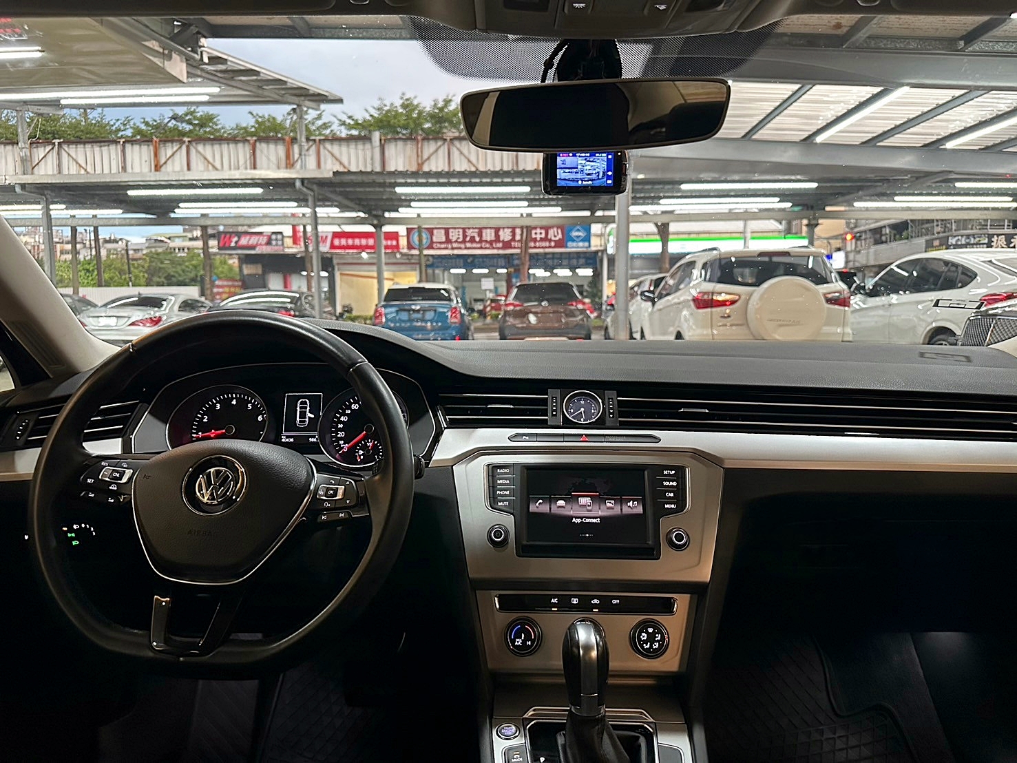 LINE:goodcar888 2015年 福斯 Passat Sedan 280 TSI 1.4 新車價135萬 僅跑四萬 一年跑四千 雙離合器7速自手排 渦輪增壓 一公升最高可跑18.52km/ltr  第5張相片