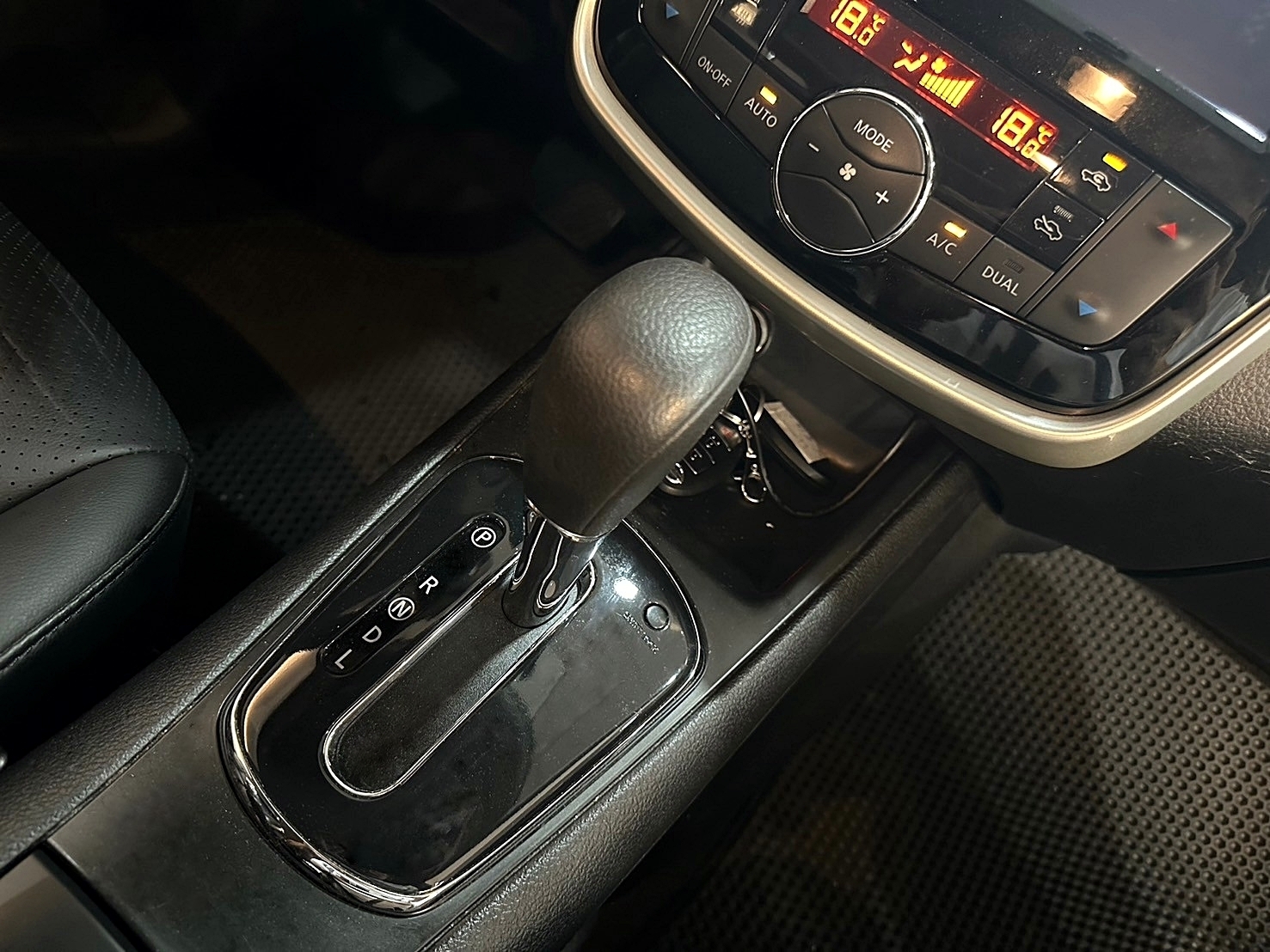 LINE:goodcar888 2018年 Nissan Tiida 5D 旗艦版 CVT無段變速 自然進氣 僅跑12萬 ✨盲點偵測  第11張相片