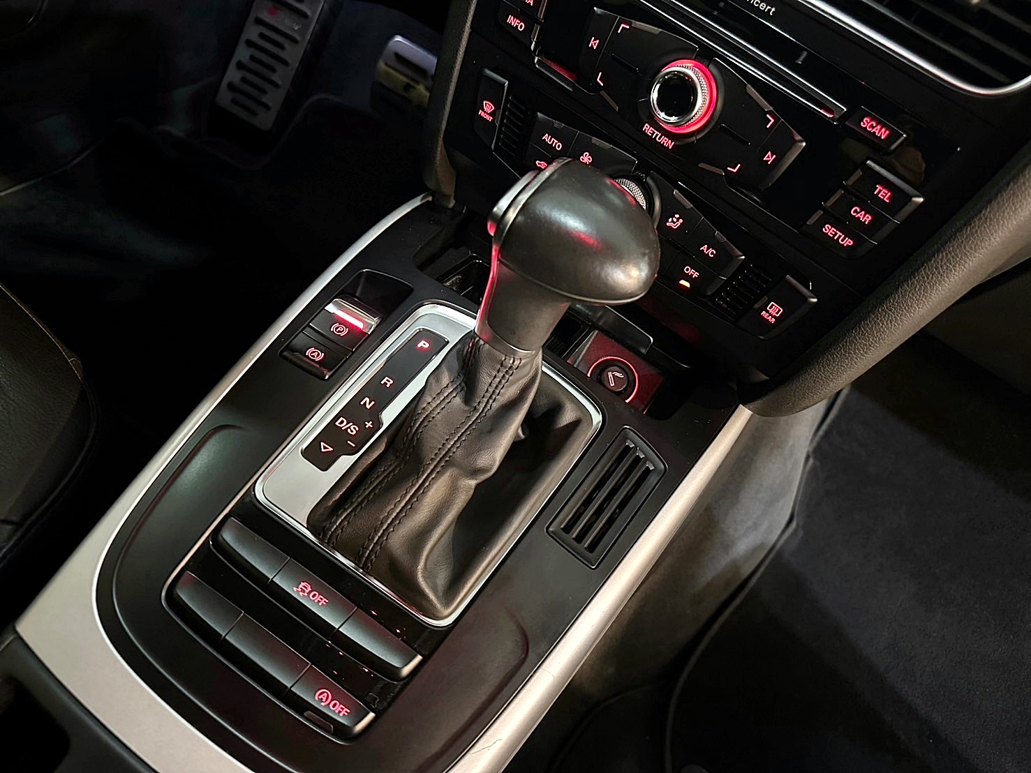 LINE:goodcar888 2015年 Audi A4 1.8 25 TFSI CVT 8速手自排 渦輪增壓  第11張相片