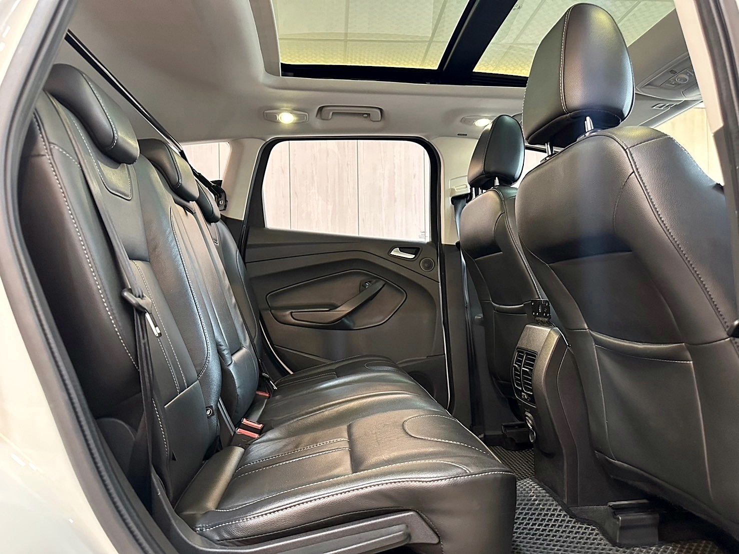 LINE:goodcar888 最頂級 兩年保固 2016年 Ford Kuga 2.0 旗艦型 4WD 新車價120萬 6速手自排 渦輪增壓  第18張相片