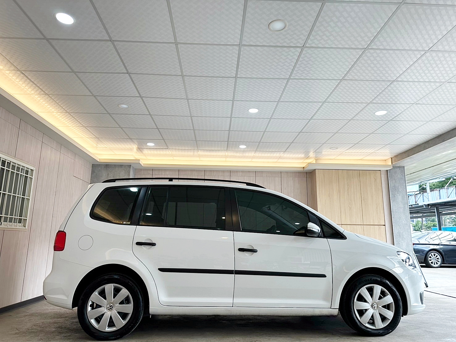 LINE:goodcar888 僅跑三萬 僅跑三萬 2014年 福斯 Touran 1.6 TDI 新車價113萬   第3張相片