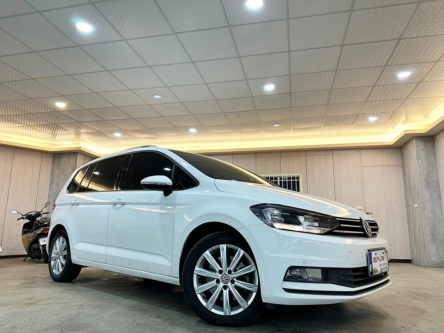 LINE:goodcar888 原廠保養 跑少 2016年 福斯 Touran 280 1.6 新車價124萬 僅跑八萬 全年度稅金只要一萬 雙離合器7速自手排 渦輪增壓 最高一公升可跑19.76km/ltr  第2張相片