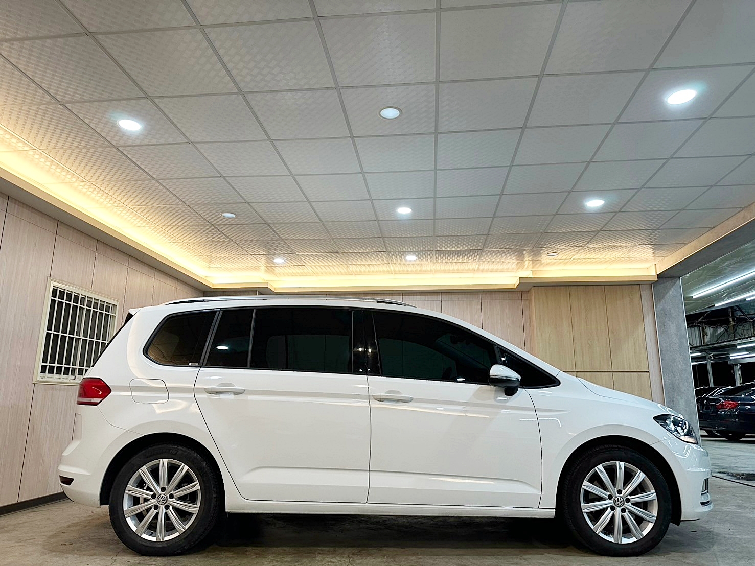 LINE:goodcar888 原廠保養 跑少 2016年 福斯 Touran 280 1.6 新車價124萬 僅跑八萬 全年度稅金只要一萬 雙離合器7速自手排 渦輪增壓 最高一公升可跑19.76km/ltr  第3張相片