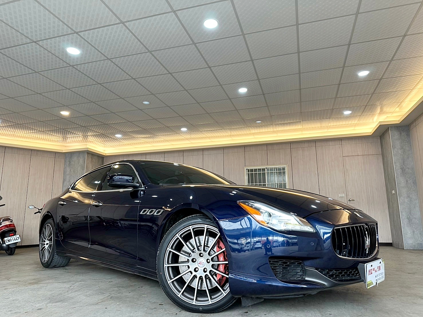 LINE:goodcar888 原廠保養 跑少 2015年 Maserati Quattroporte GTS 3.8 新車價818萬 僅跑12萬 8速手自排 渦輪增壓 最大馬力530hp 3.8升雙渦輪增壓V8引擎  第2張相片