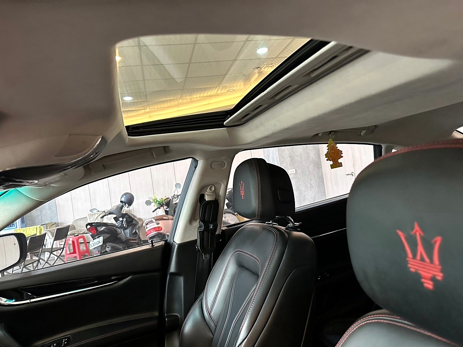 LINE:goodcar888 原廠保養 跑少 2015年 Maserati Quattroporte GTS 3.8 新車價818萬 僅跑12萬 8速手自排 渦輪增壓 最大馬力530hp 3.8升雙渦輪增壓V8引擎  第6張相片