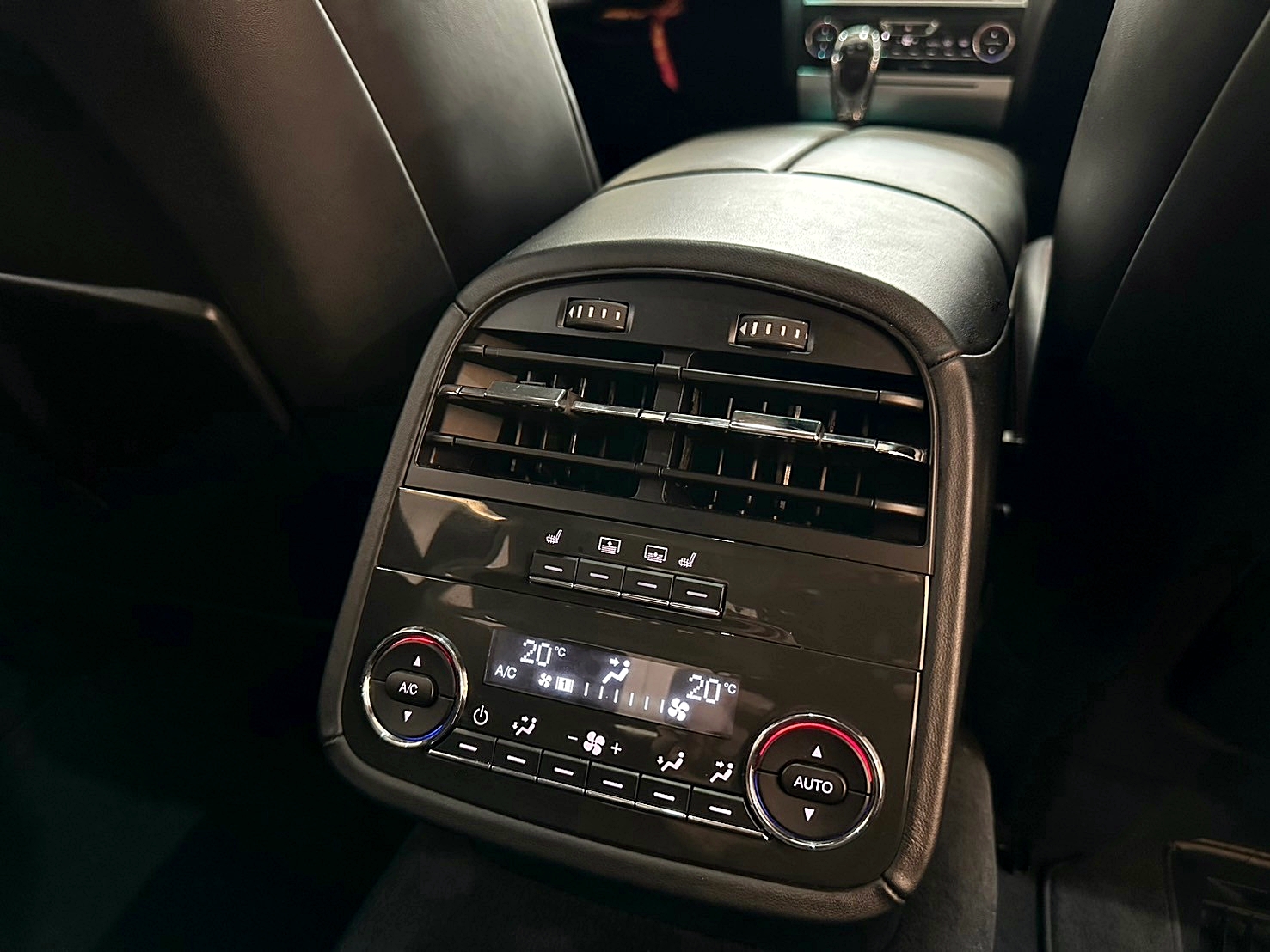 LINE:goodcar888 原廠保養 跑少 2015年 Maserati Quattroporte GTS 3.8 新車價818萬 僅跑12萬 8速手自排 渦輪增壓 最大馬力530hp 3.8升雙渦輪增壓V8引擎  第15張相片