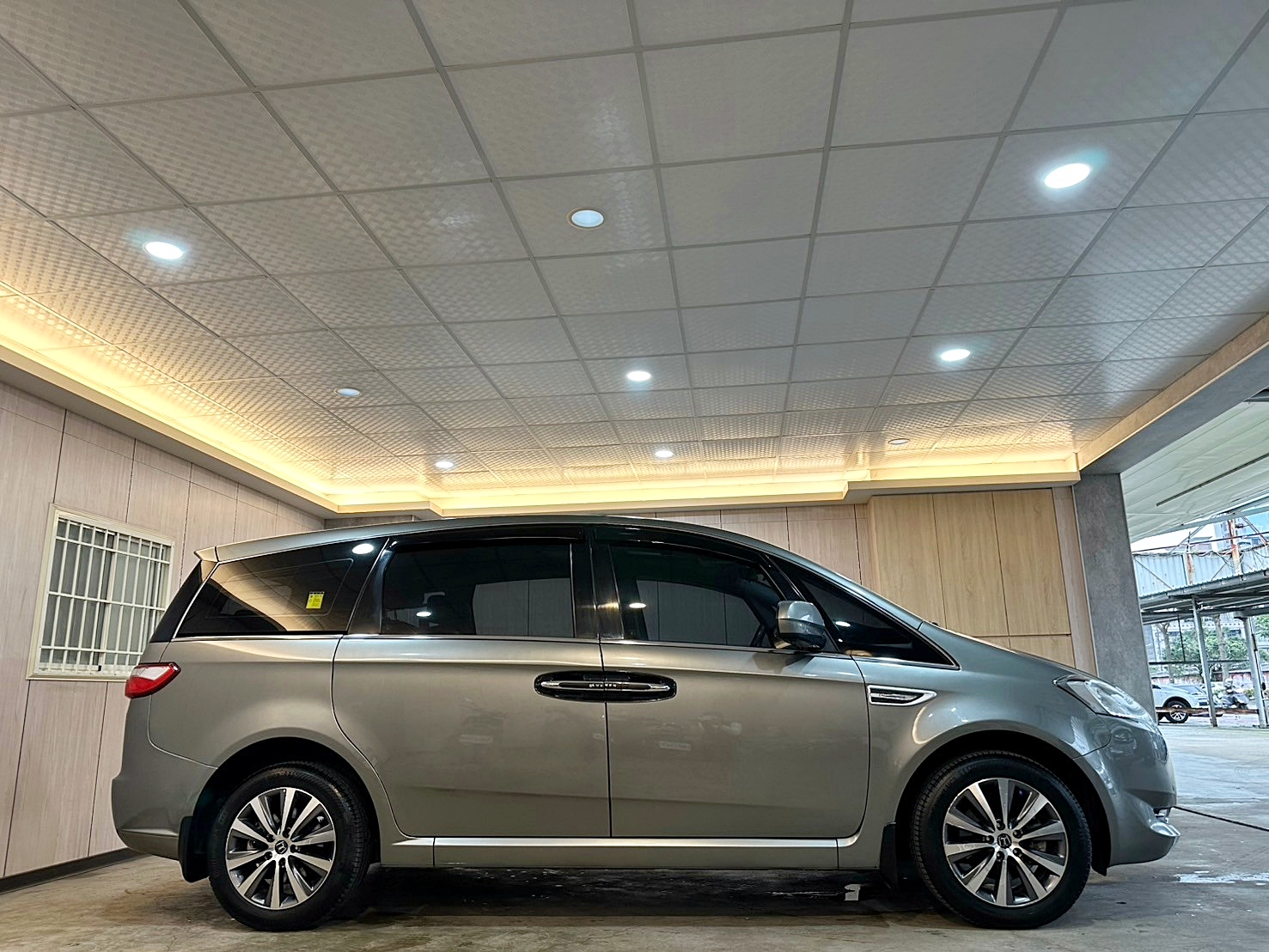 LINE:goodcar888 兩年保固 2015年 Luxgen M7 Turbo 旗艦型 新車價113萬 僅跑五萬 影音升級Android  第3張相片