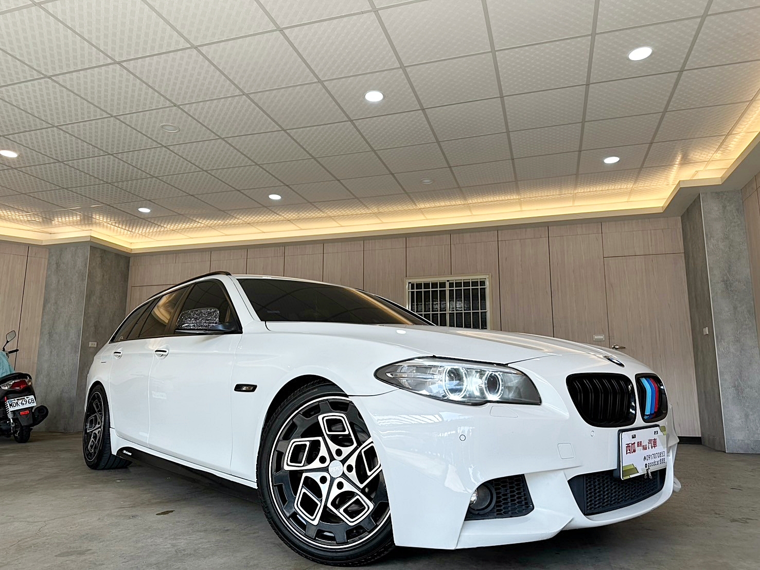 LINE:goodcar888 2011年 BMW 520d Touring 新車價261萬 8速手自排 渦輪增壓 🔥19吋 radi8鋁圈 🔥KT racing 避震器  第2張相片