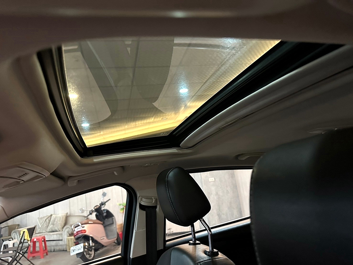 LINE:goodcar888 2014年 Ford Focus 5D 2.0汽油運動型 僅跑十萬 雙離合器6速自手排 自然進氣 全車空力套件 鋁圈 Bc避震器  中尾段  有閥門 炮彈  第5張相片