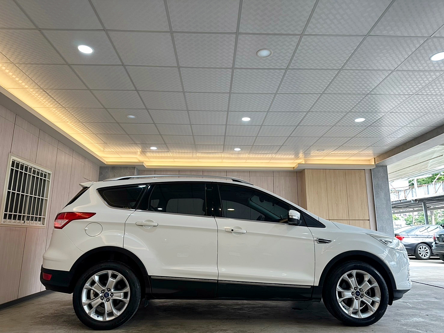 LINE:goodcar888 2016年 Ford Kuga 2.0 旗艦型 4WD 新車價120萬 6速手自排 渦輪增壓  第3張相片
