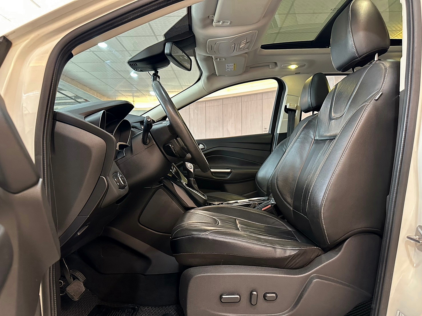 LINE:goodcar888 2016年 Ford Kuga 2.0 旗艦型 4WD 新車價120萬 6速手自排 渦輪增壓  第4張相片