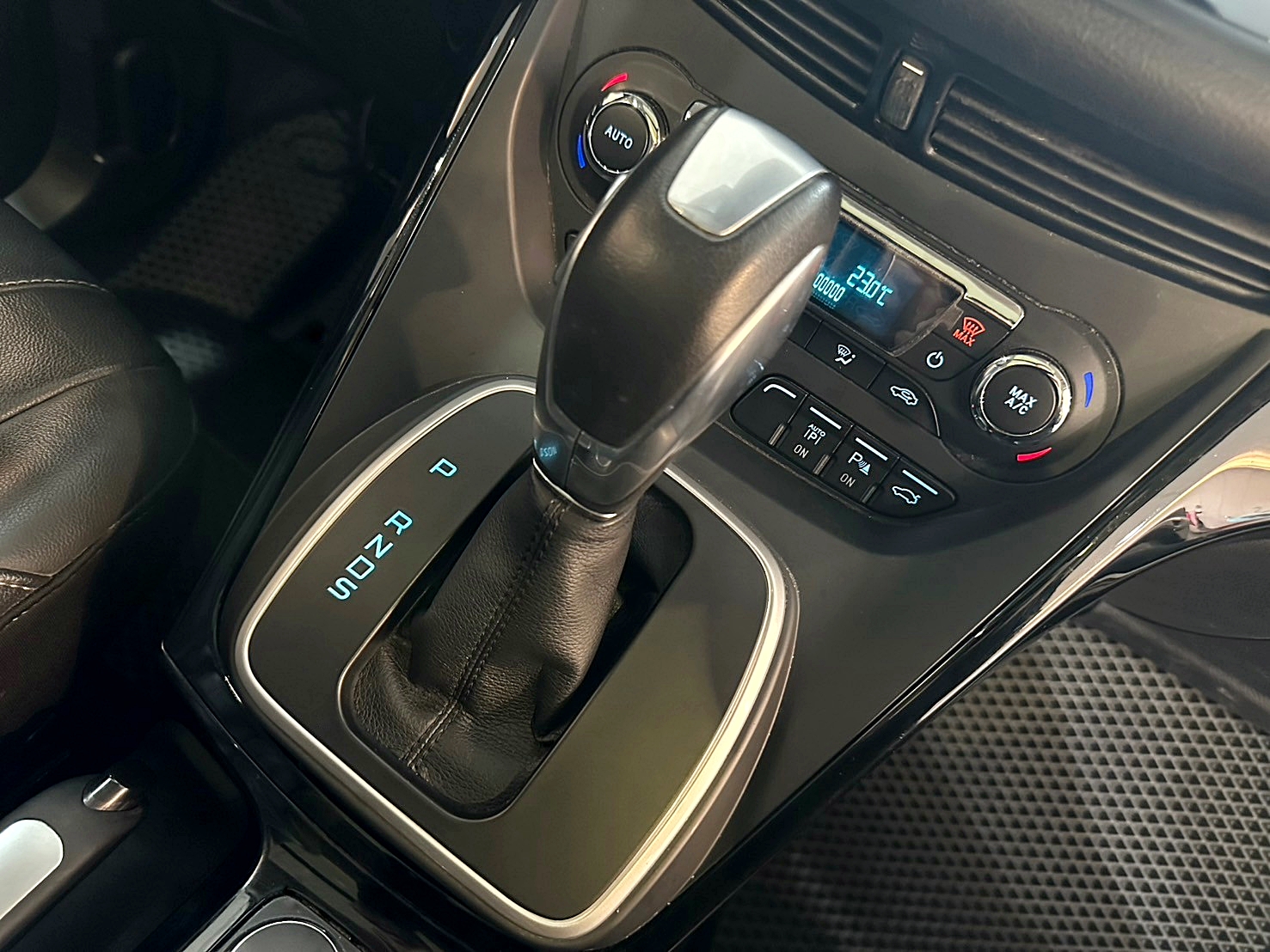 LINE:goodcar888 2016年 Ford Kuga 2.0 旗艦型 4WD 新車價120萬 6速手自排 渦輪增壓  第12張相片