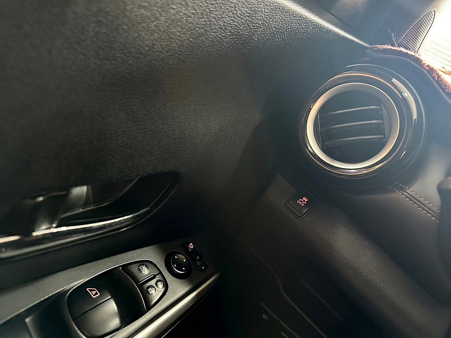 LINE:goodcar888 頂級 兩年保固 2019年 Nissan Kicks 1.5智行旗艦版 CVT無段變速 自然進氣 僅跑八萬 最高一公升可跑高速 19.46km/ltr  第9張相片