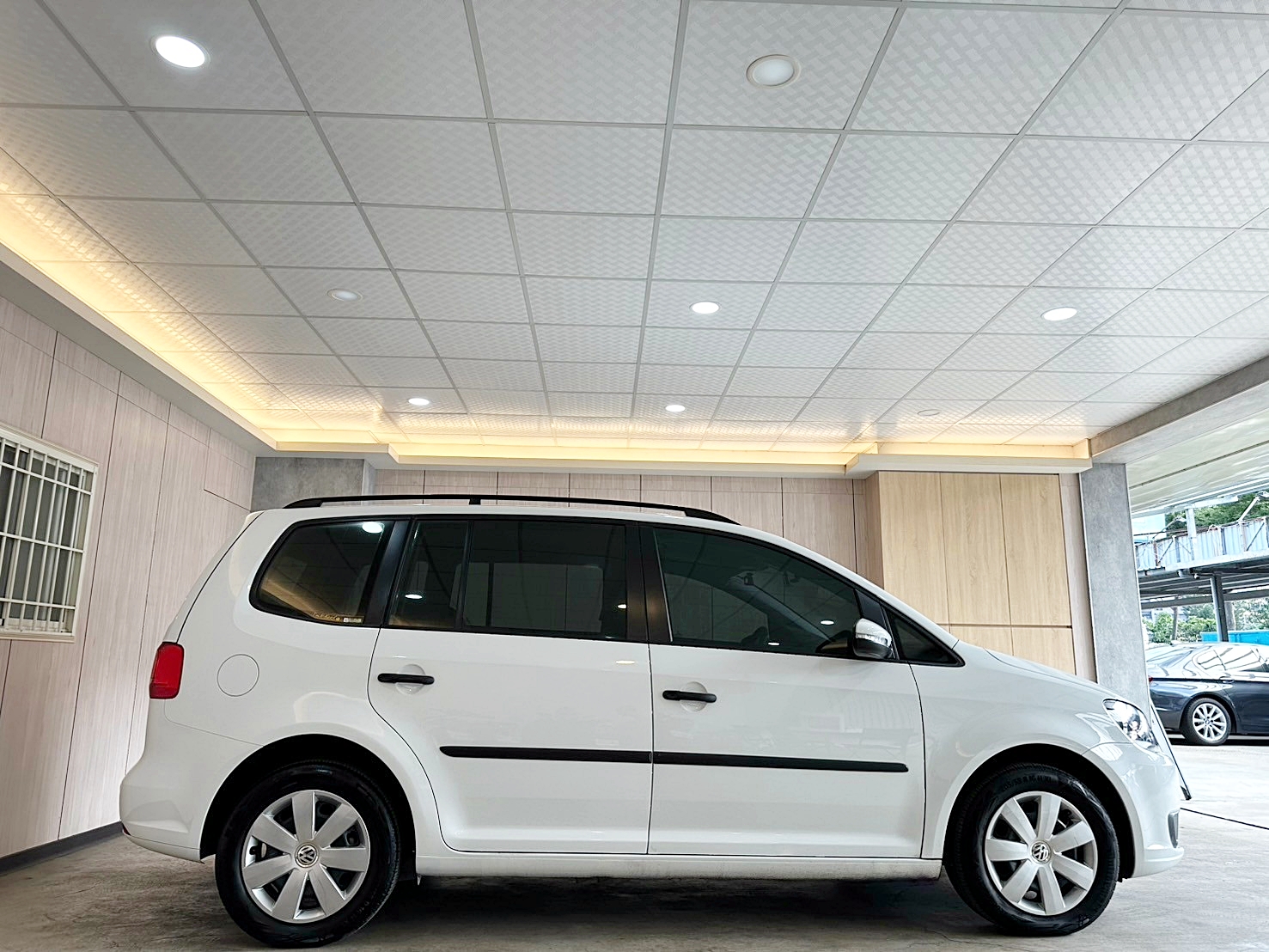 LINE:goodcar888 #僅跑三萬 #保證里程 #店面預售價2X萬2014年 #原廠保養 #認證車省油省稅超優質七人座休旅車 #可全額貸款 福斯 Touran 1.6 TDI 新車價113萬   雙離合器7速自手排 渦輪增壓  第3張相片
