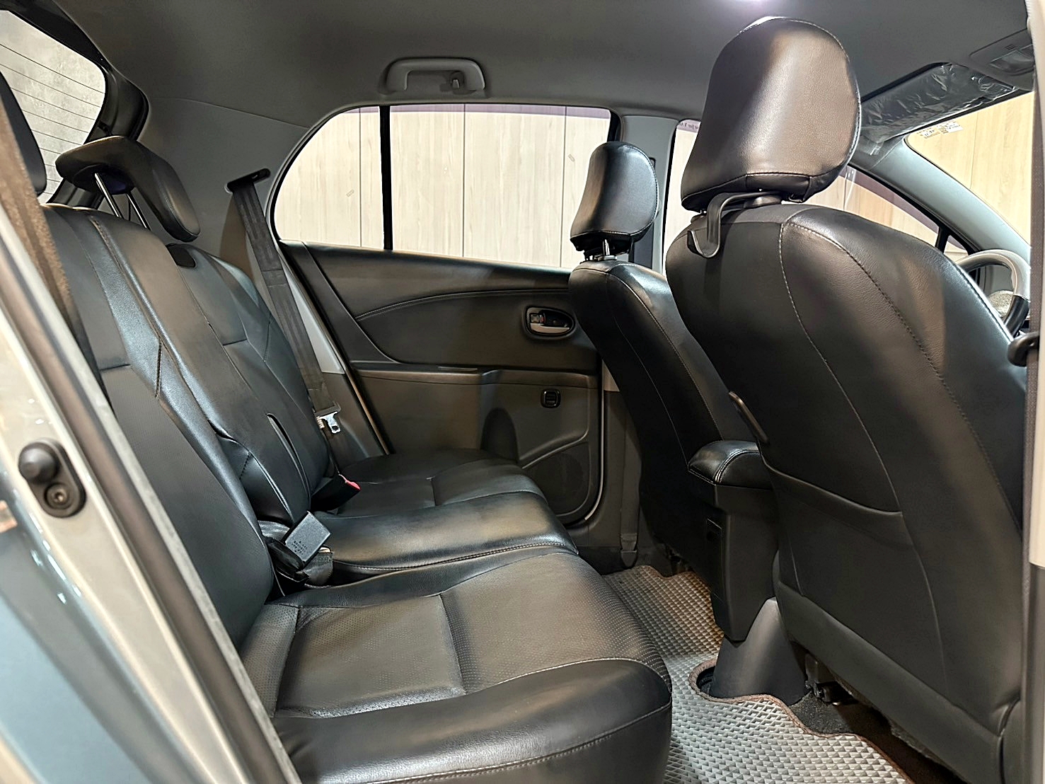 LINE:goodcar888 2010年 Toyota Yaris 1.5 G  第11張相片