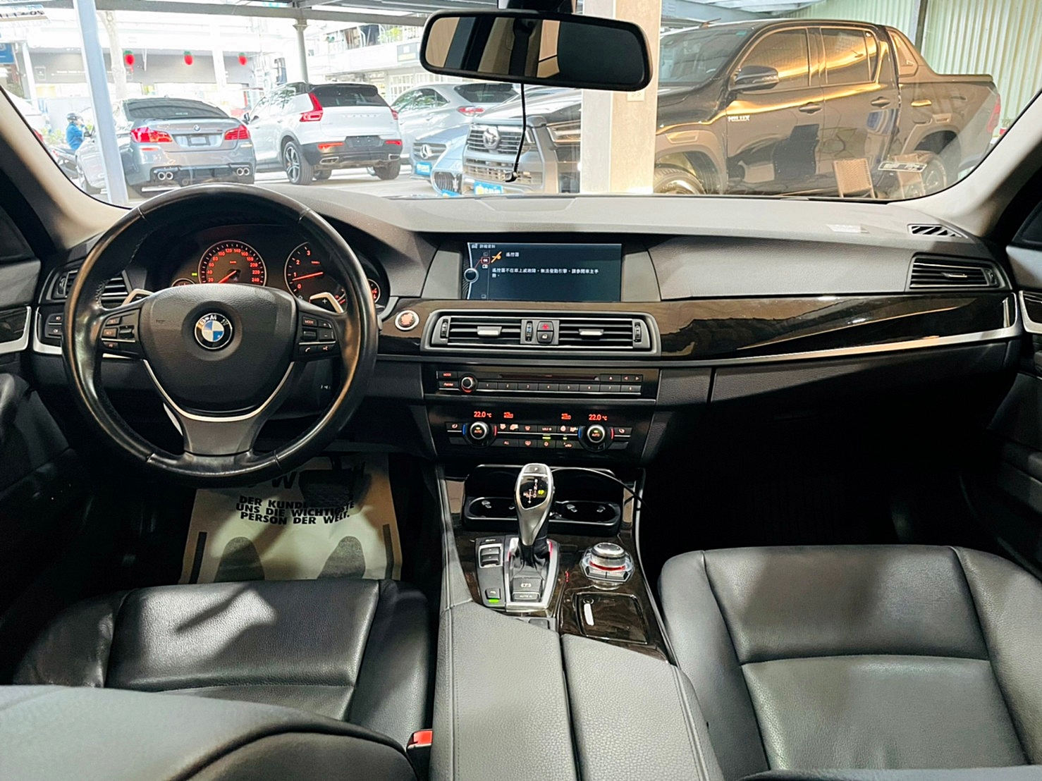 LINE:goodcar888 2010年 BMW 528i 3.0 一手車 僅跑14萬 新車價337萬 8速手自排 自然進氣  第6張相片