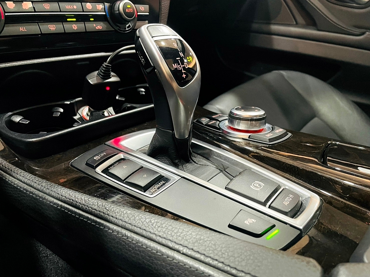 LINE:goodcar888 2010年 BMW 528i 3.0 一手車 僅跑14萬 新車價337萬 8速手自排 自然進氣  第12張相片