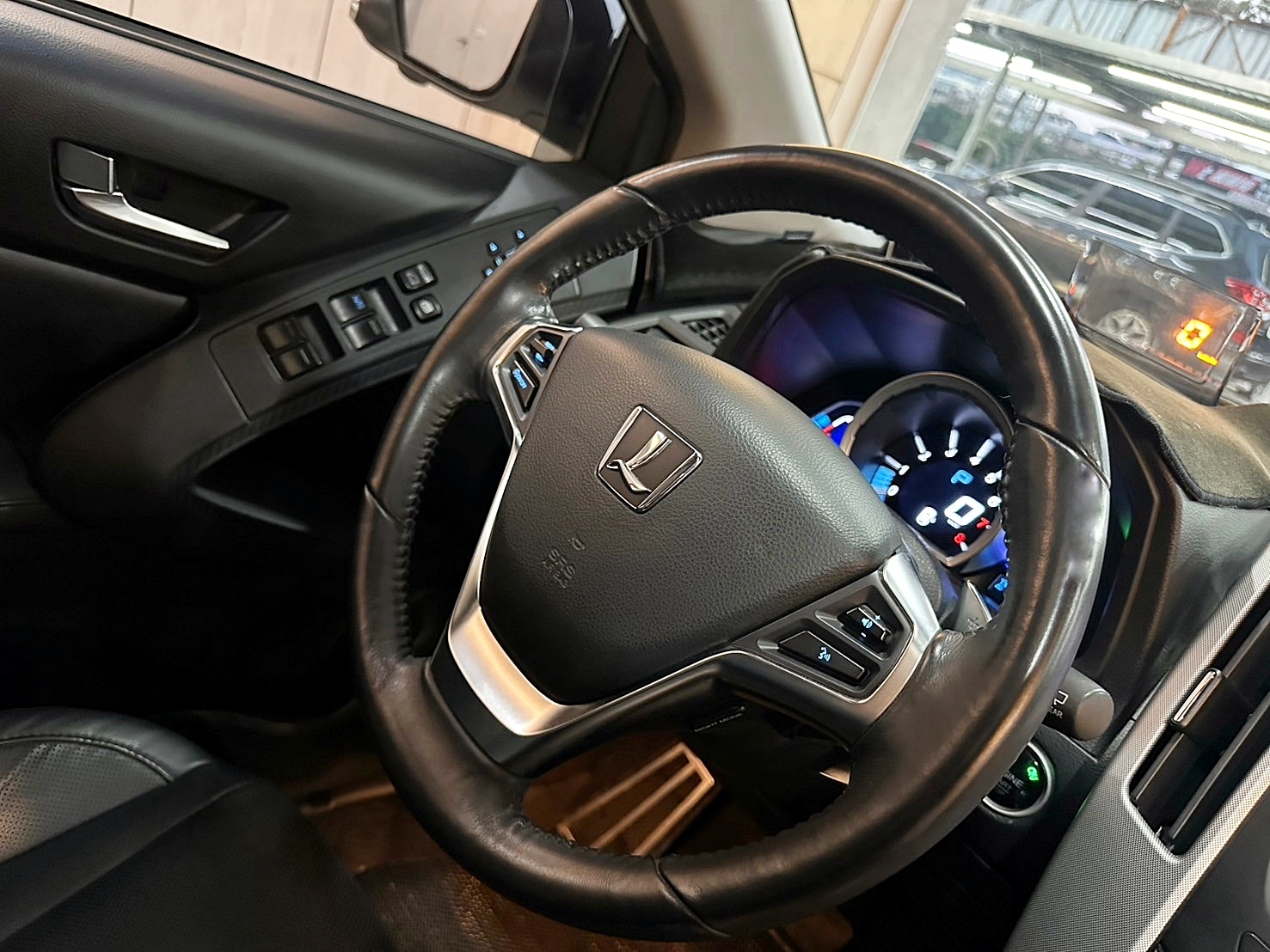 LINE:goodcar888 2014年 Luxgen U6 Turbo 2.0旗艦型 新車價96萬 跑少 僅跑十萬 #原廠保養  第9張相片
