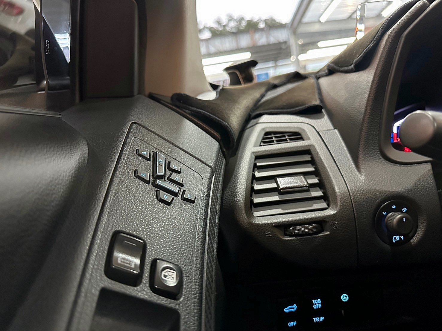 LINE:goodcar888 2014年 Luxgen U6 Turbo 2.0旗艦型 新車價96萬 跑少 僅跑十萬 #原廠保養  第11張相片