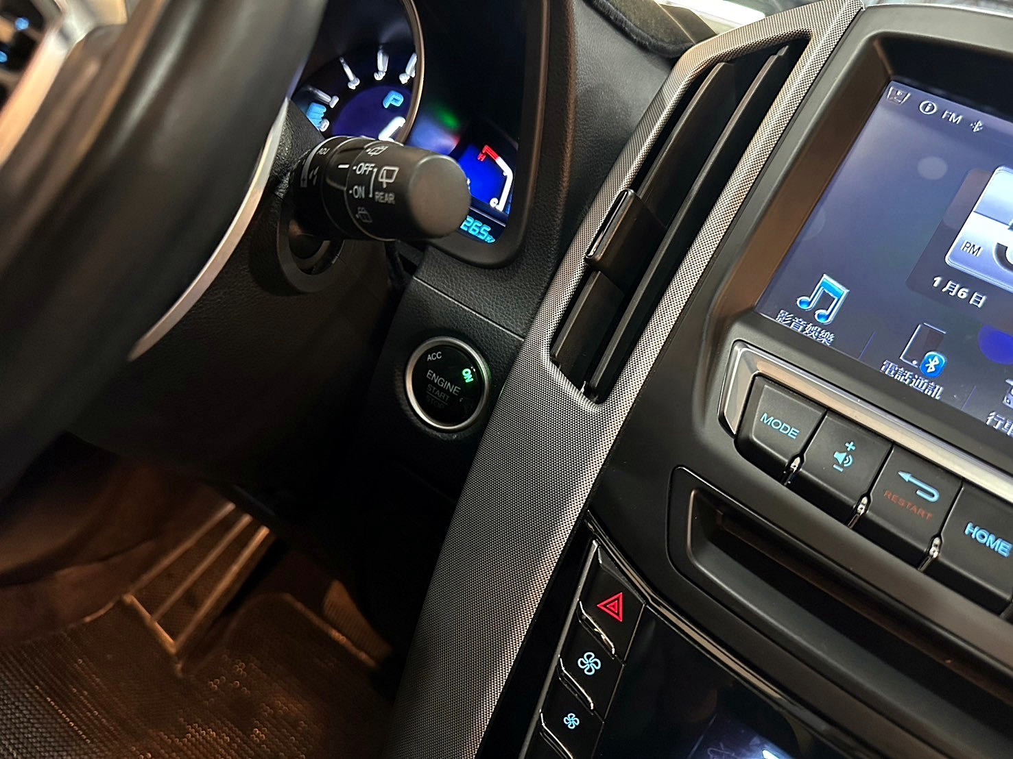 LINE:goodcar888 2014年 Luxgen U6 Turbo 2.0旗艦型 新車價96萬 跑少 僅跑十萬 #原廠保養  第15張相片