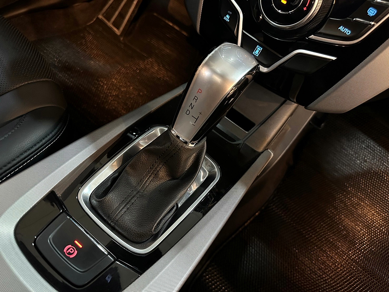 LINE:goodcar888 2014年 Luxgen U6 Turbo 2.0旗艦型 新車價96萬 跑少 僅跑十萬 #原廠保養  第16張相片